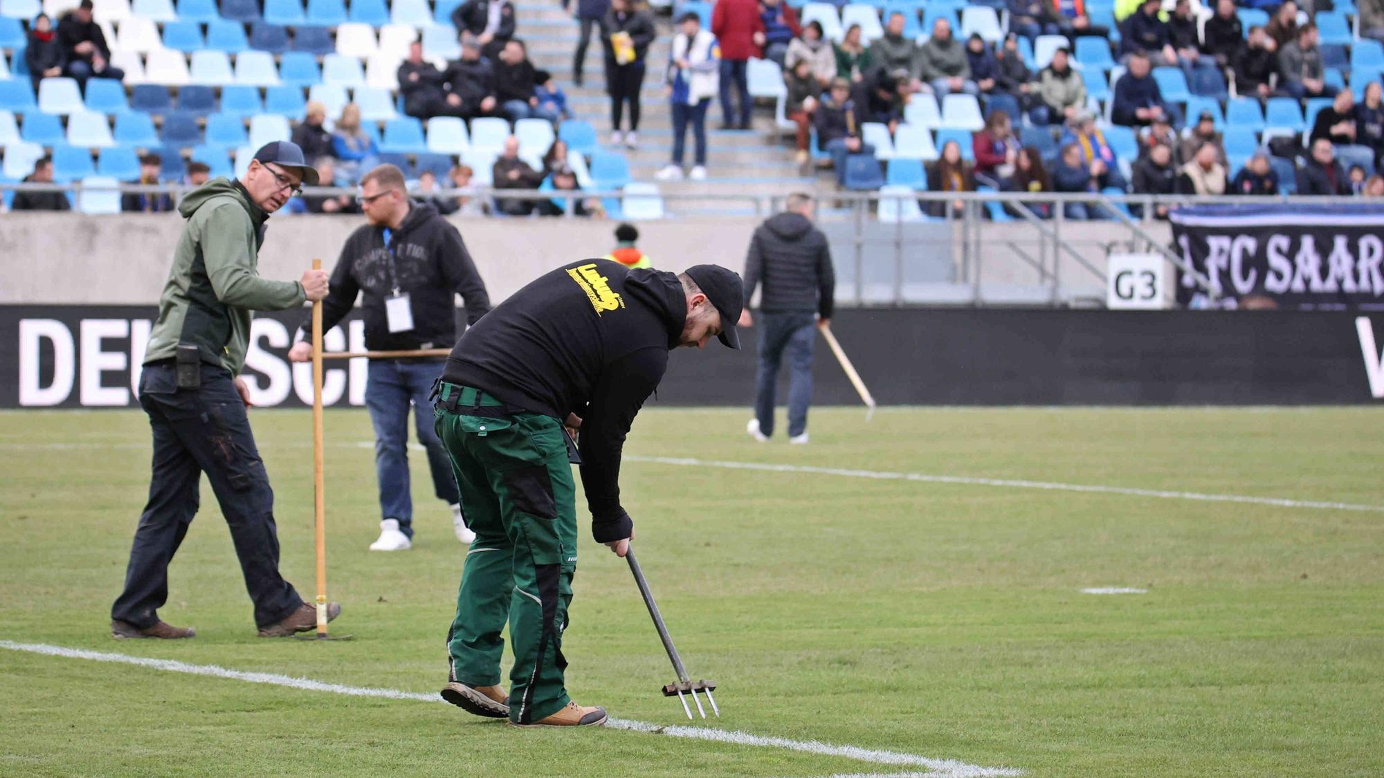 Arbeiten am Rasen im Ludwigsparkstadion.