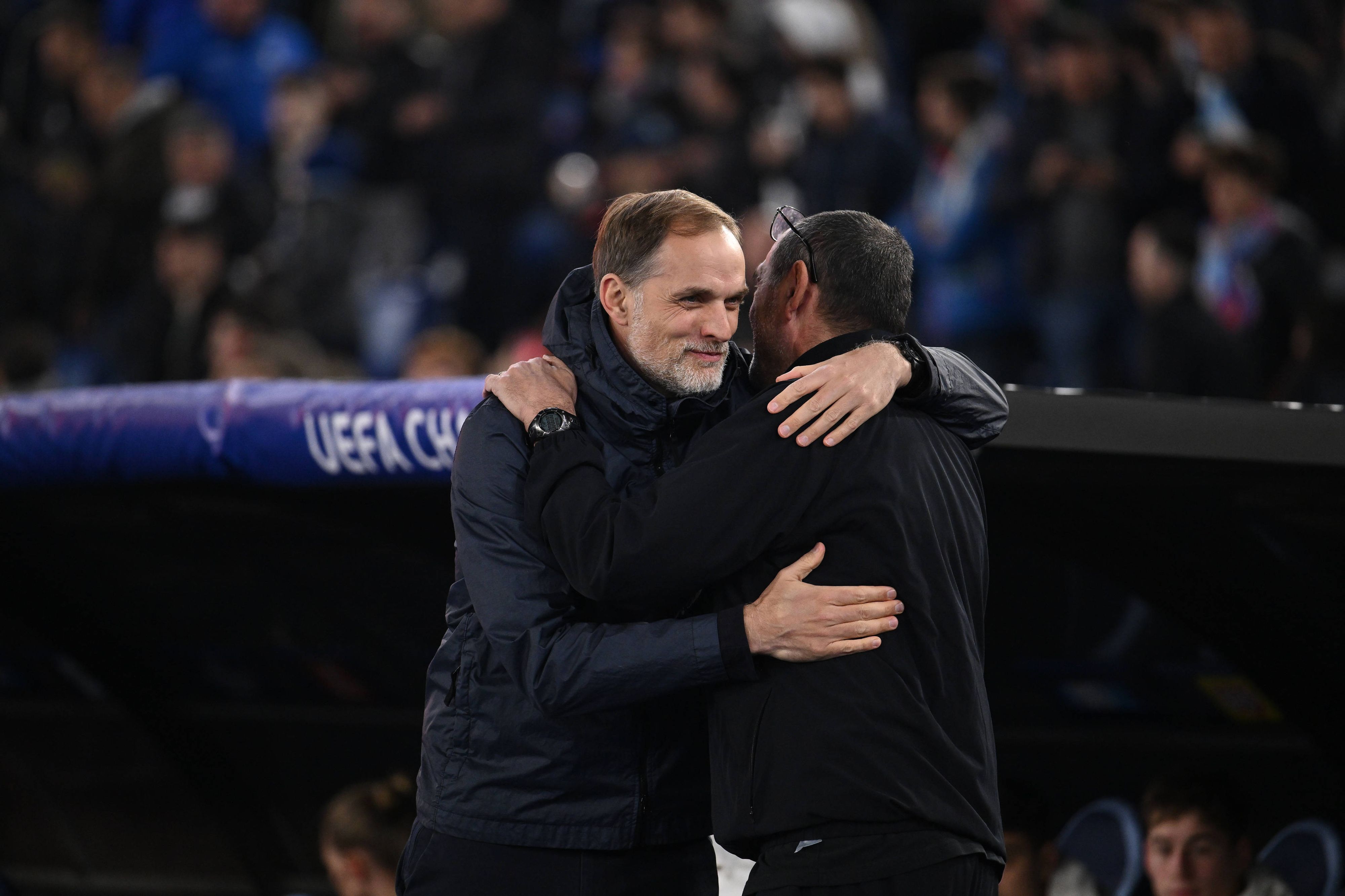 Thomas Tuchel und Maurizio Sarr bei der Umarmung.