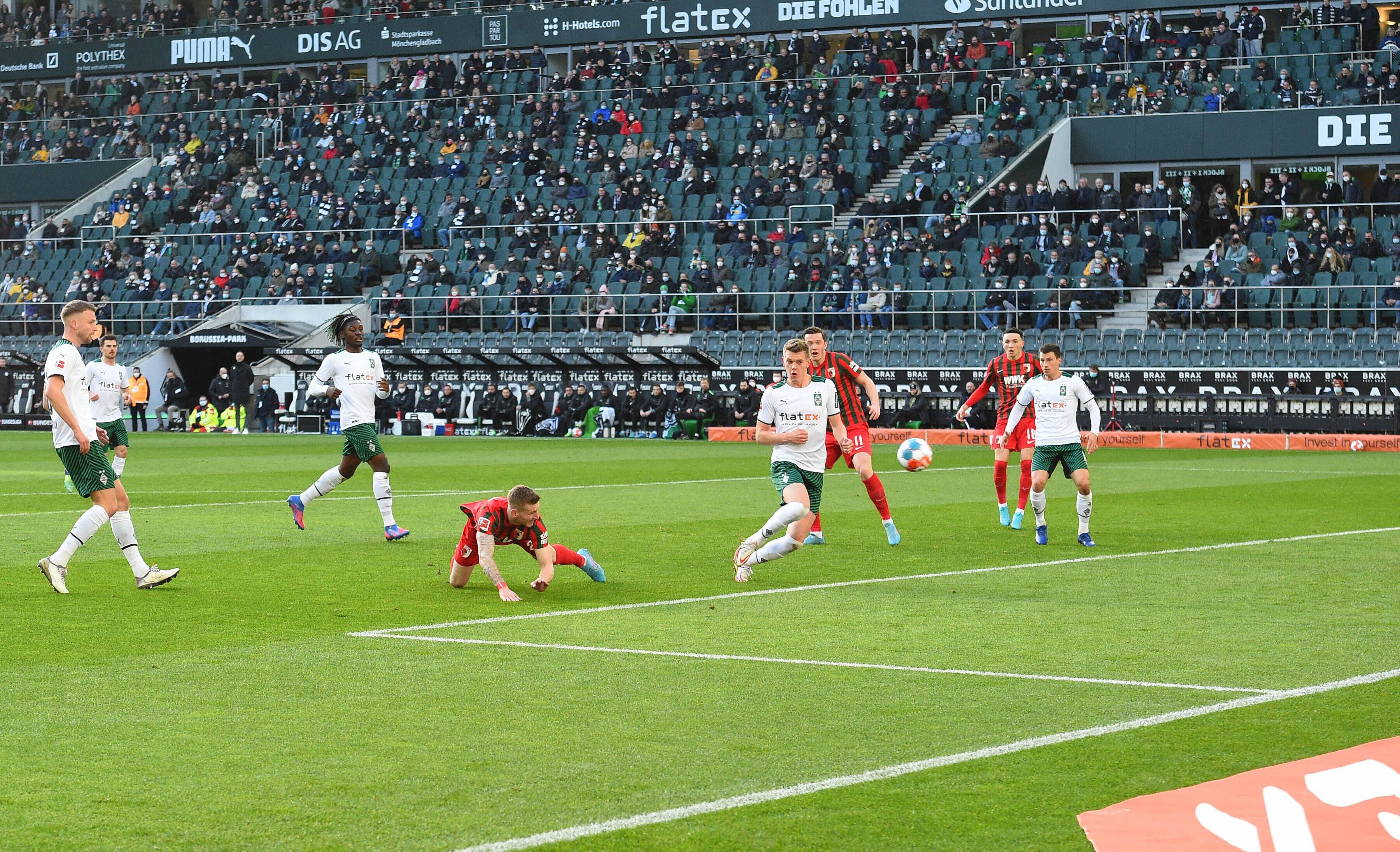André Hahn beim Kopfball.