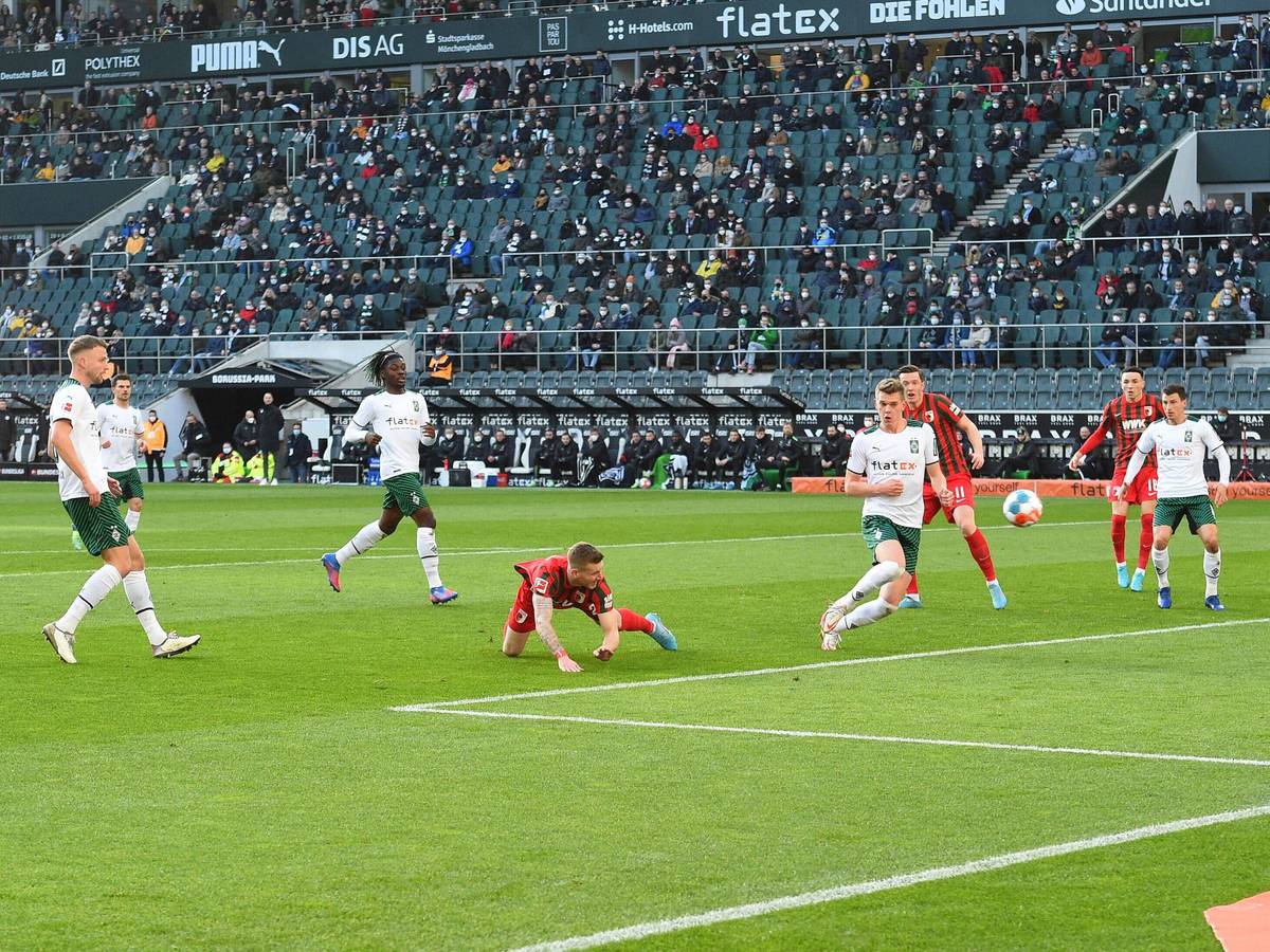 André Hahn beim Kopfball.