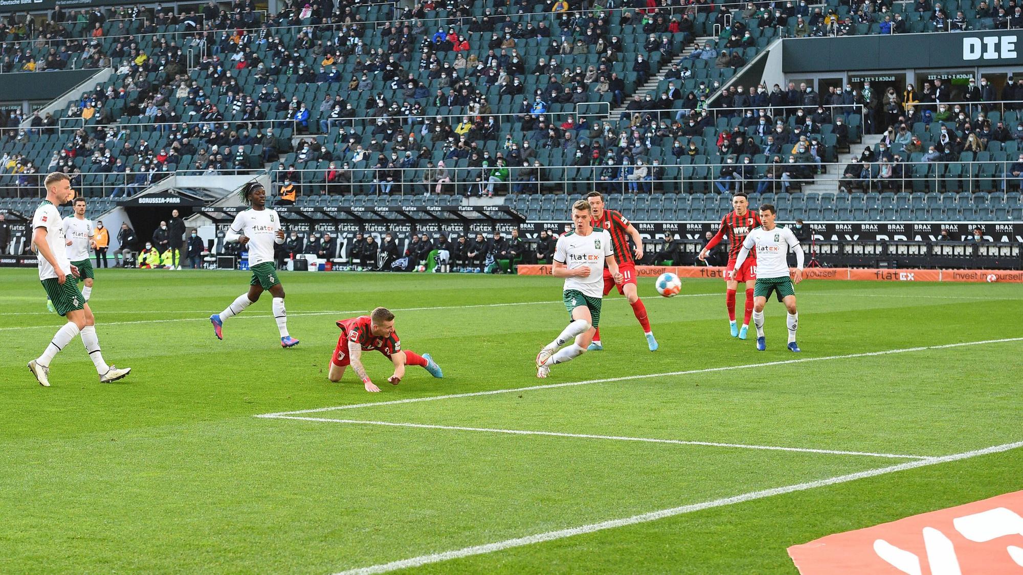 André Hahn beim Kopfball.