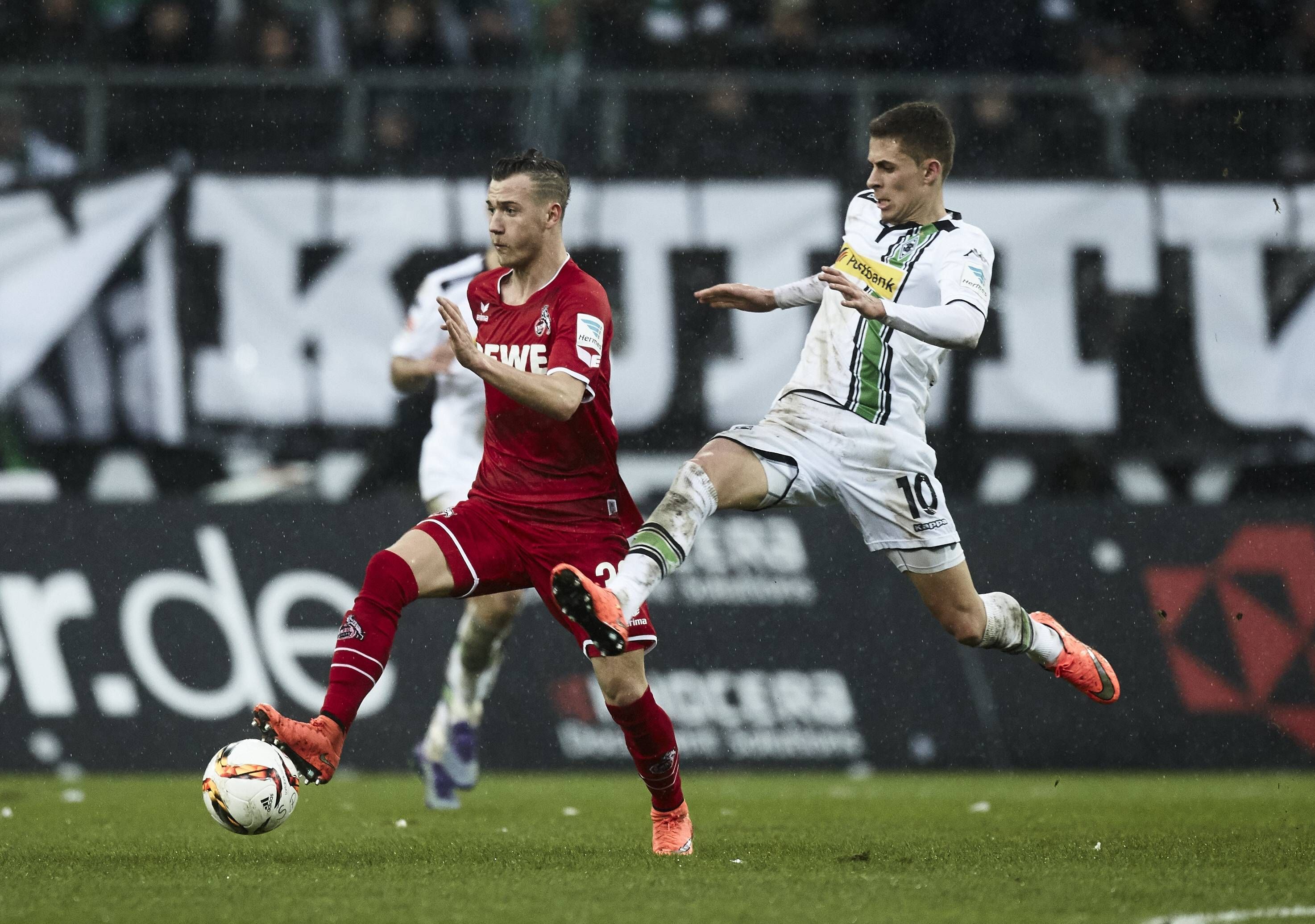 Marcel Hartel im Zweikampf mit Thorgan Hazard.