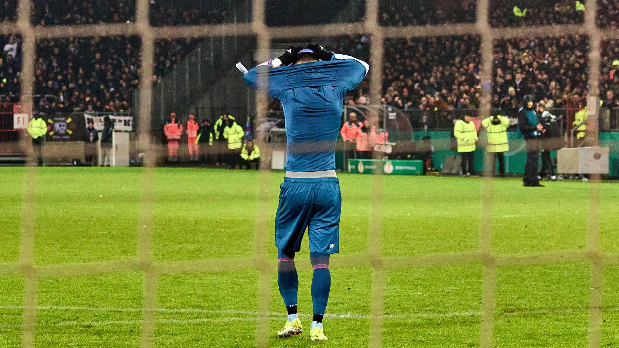 Marcel Hartel zieht sich nach einem verschossenen Elfmeter das Trikot über den Kopf.