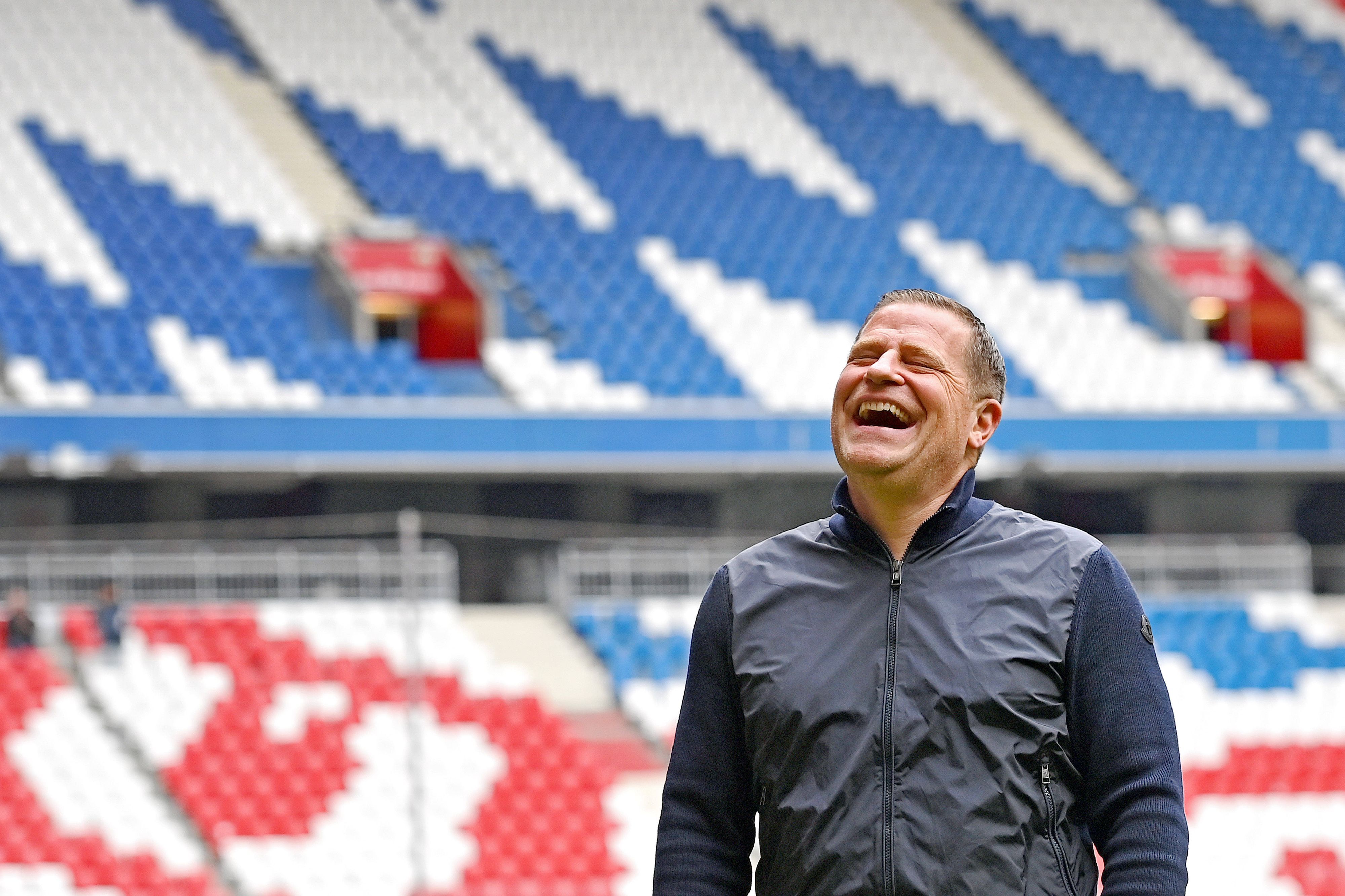 Max Eberl lacht in der Allianz-Arena.
