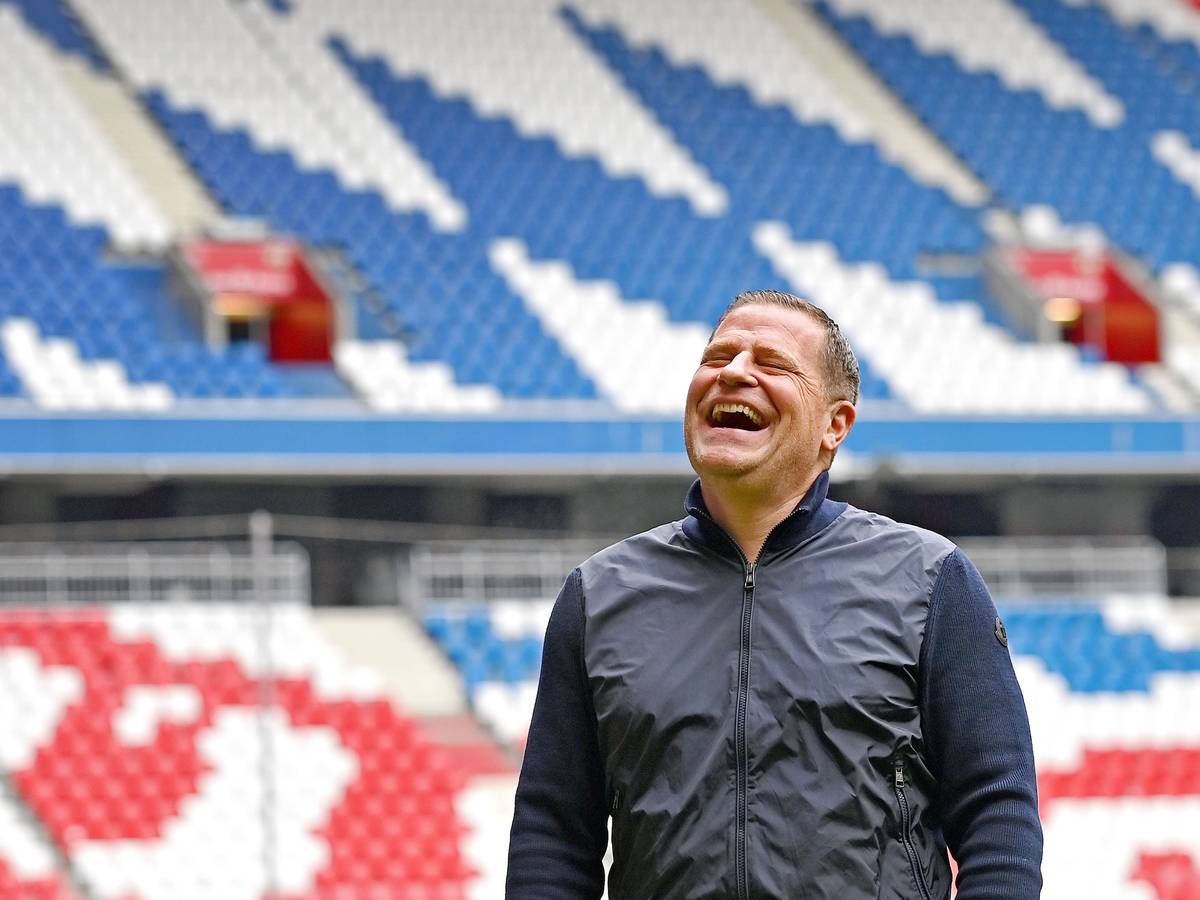Max Eberl lacht in der Allianz-Arena.