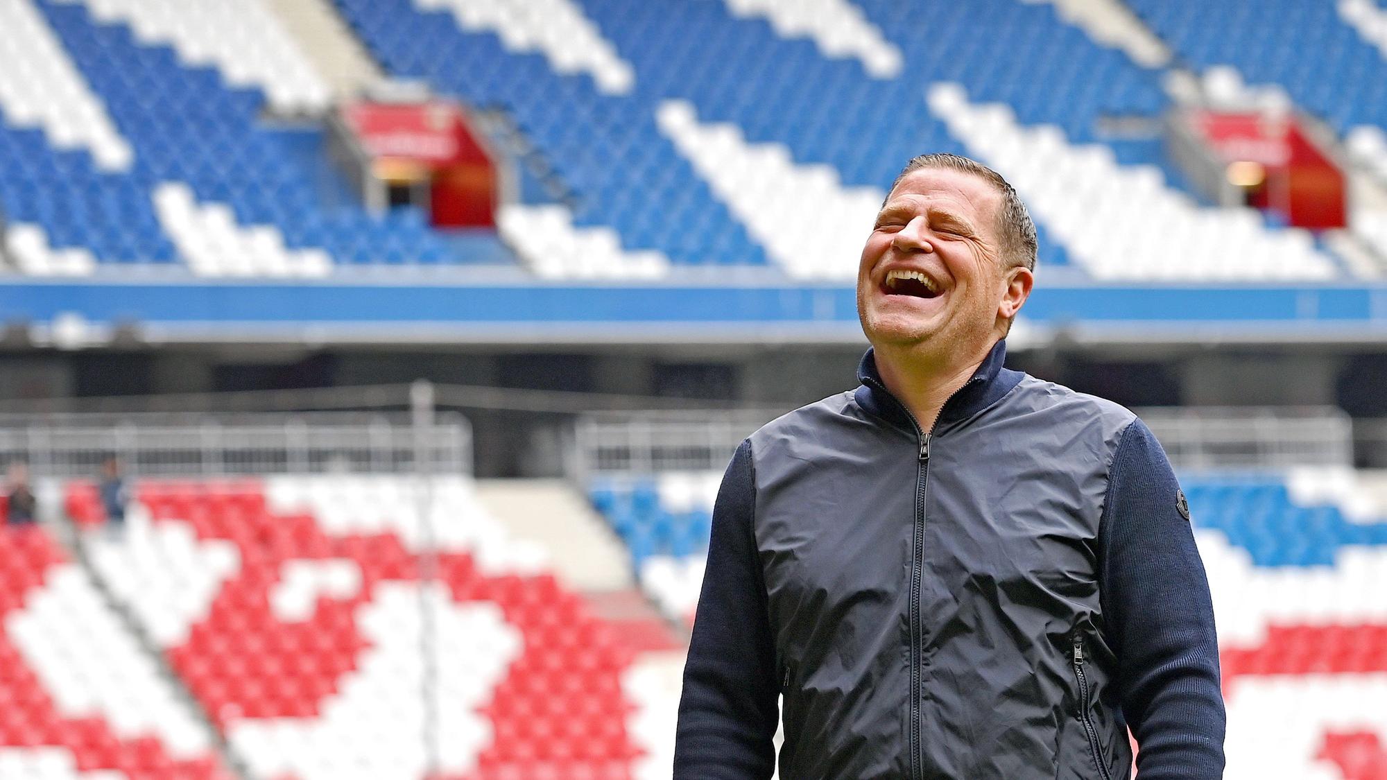 Max Eberl lacht in der Allianz-Arena.