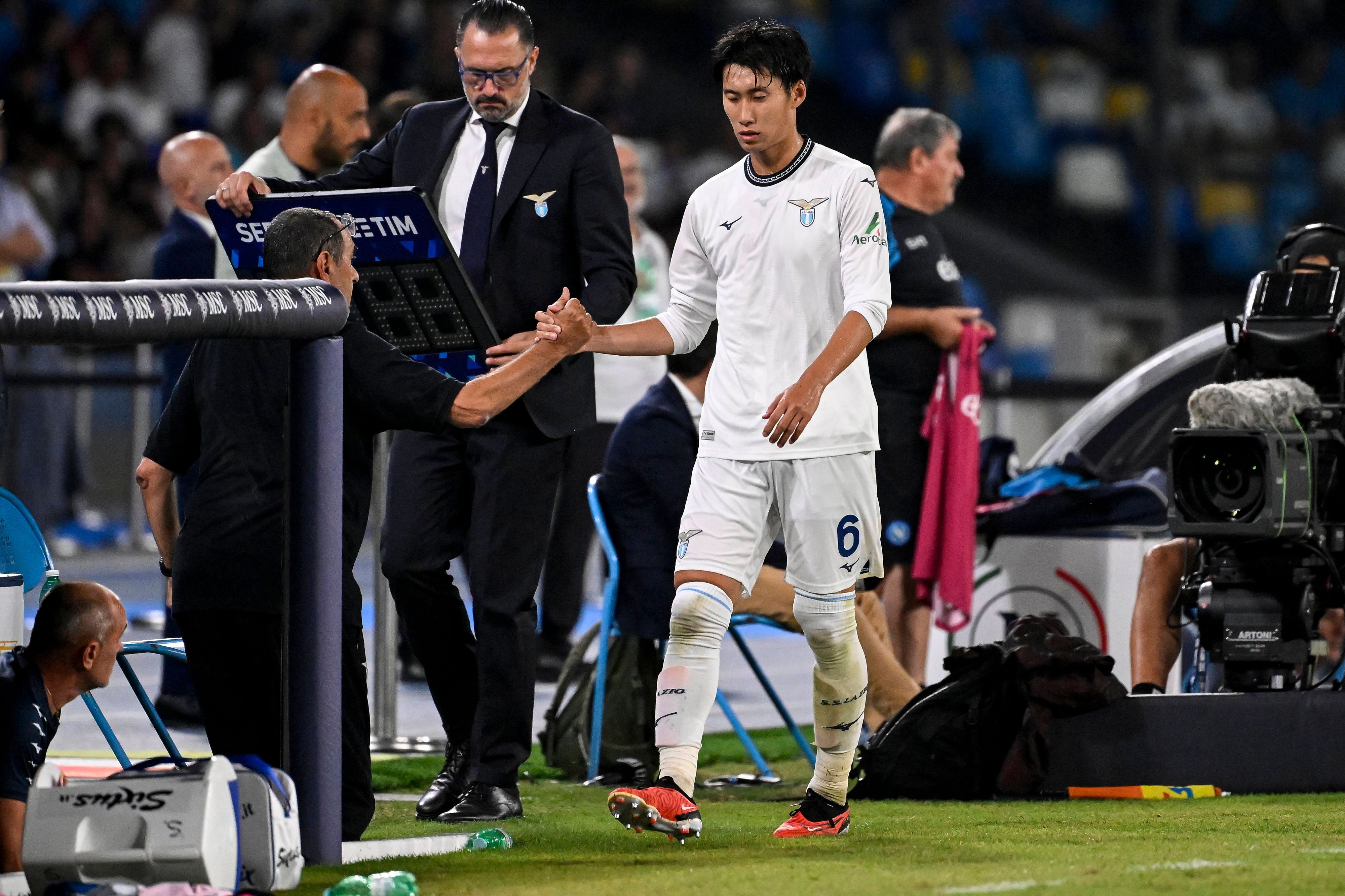 Daichi Kamada schlägt mit Maurizio Sarri ein.