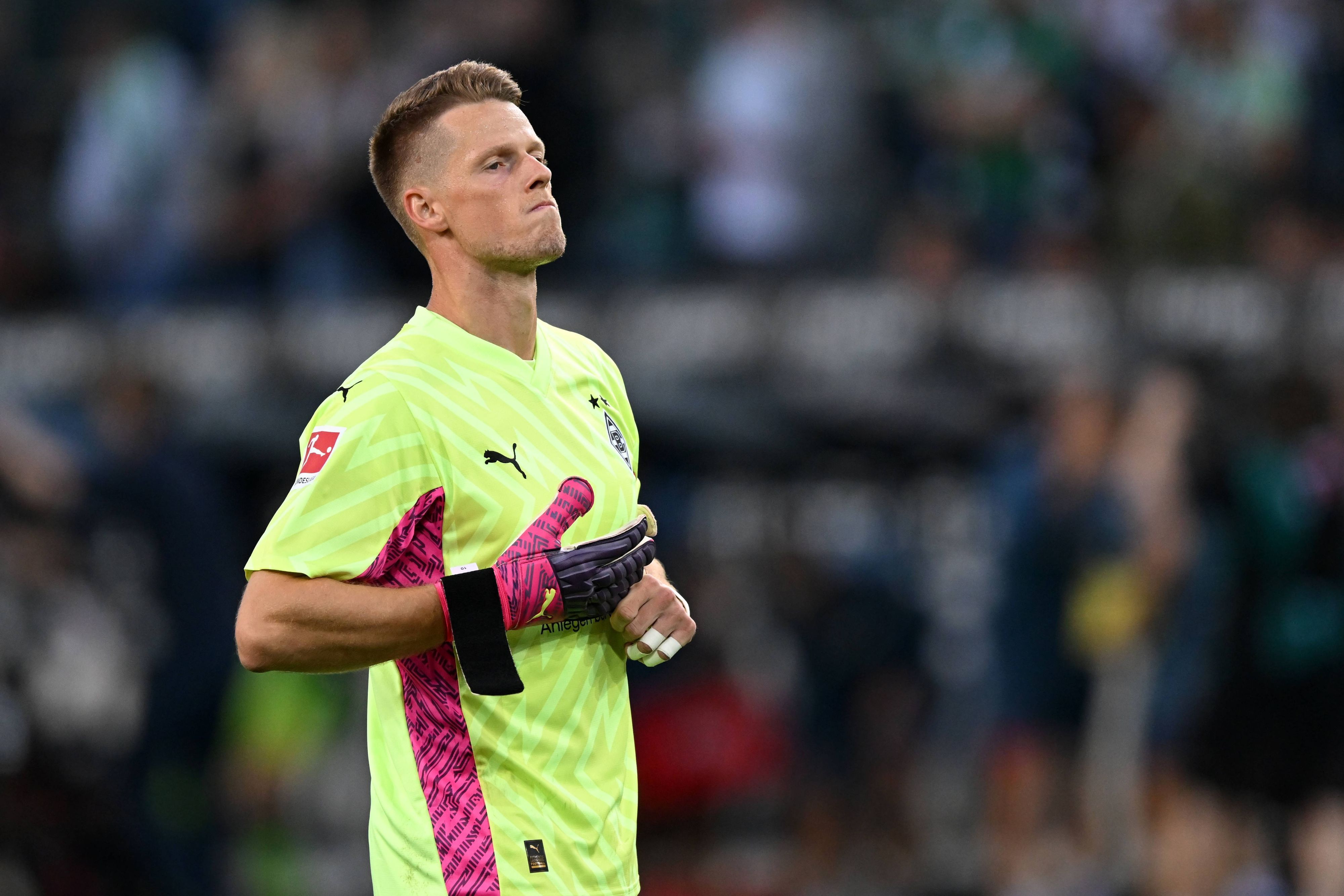 Jonas Omlin zieht sich die Handschuhe aus.