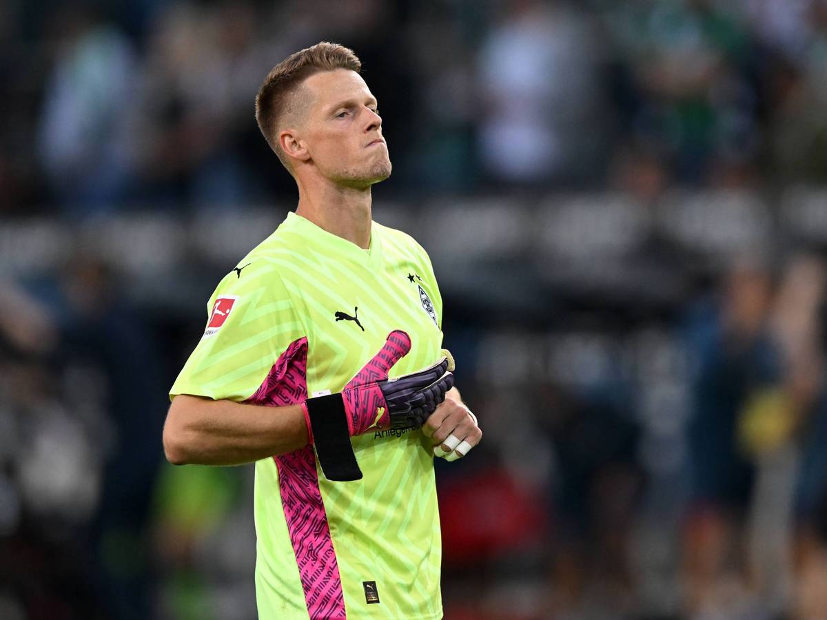 Jonas Omlin zieht sich die Handschuhe aus.