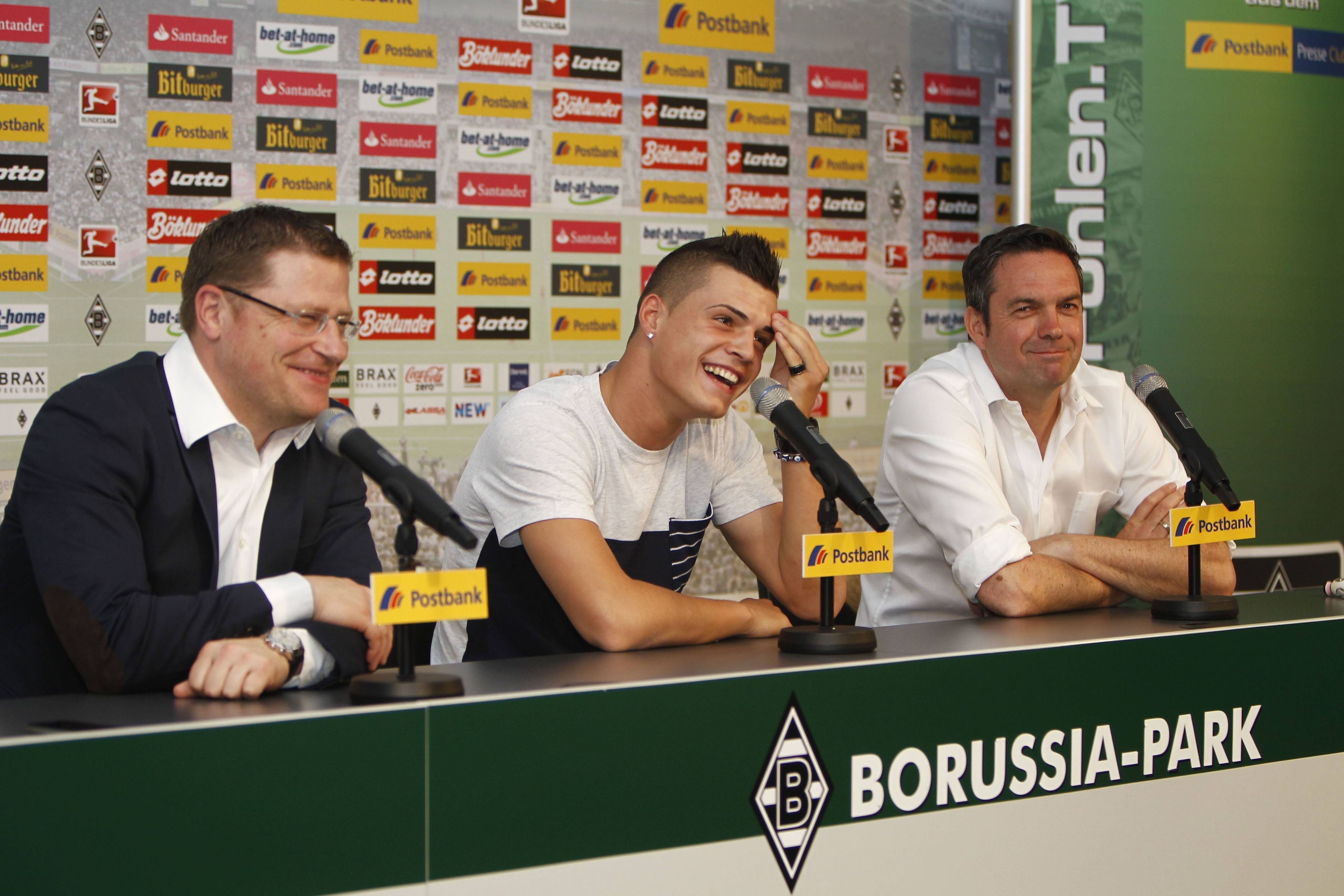 Max Eberl und Markus Aretz bei der Vorstellung von Granit Xhaka.
