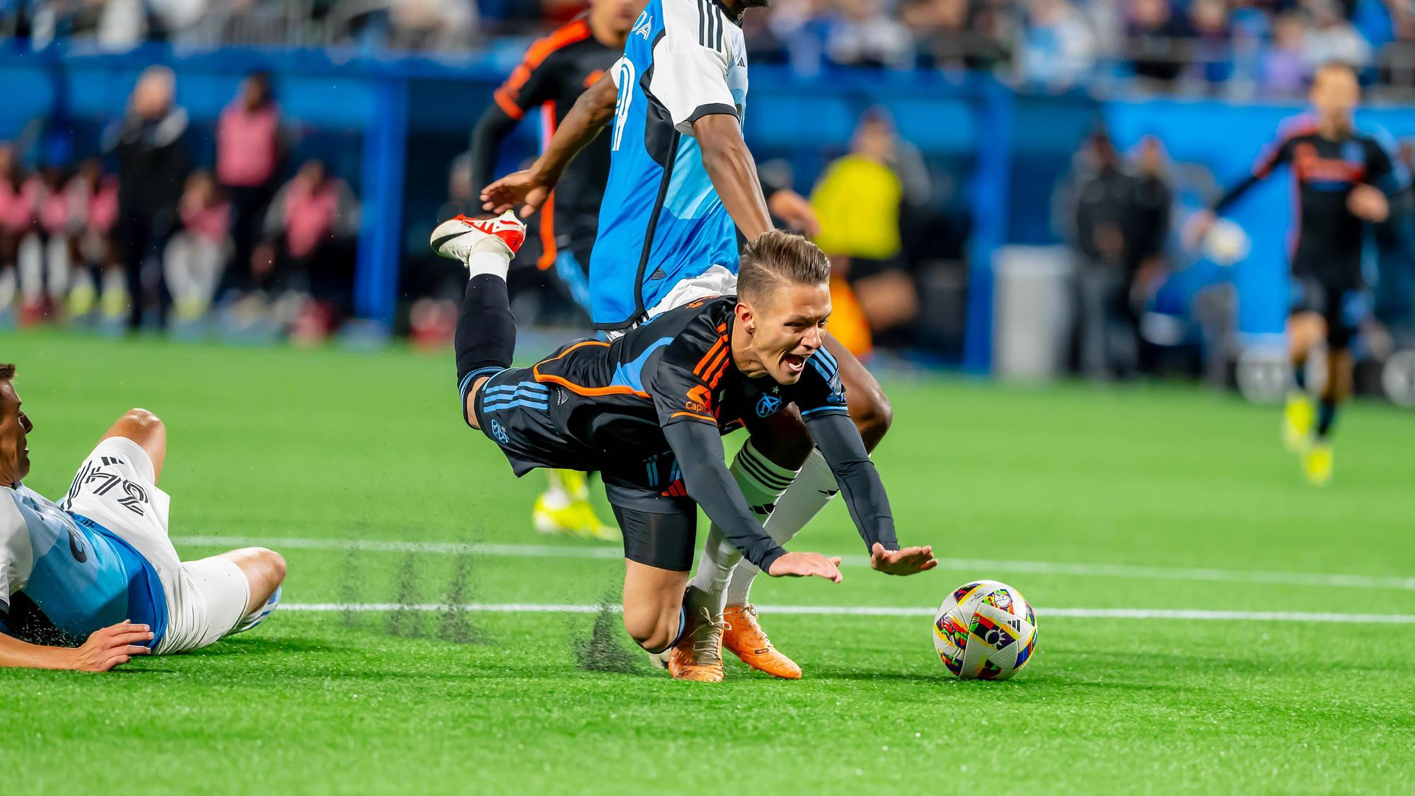 Hannes Wolf geht zu Boden.