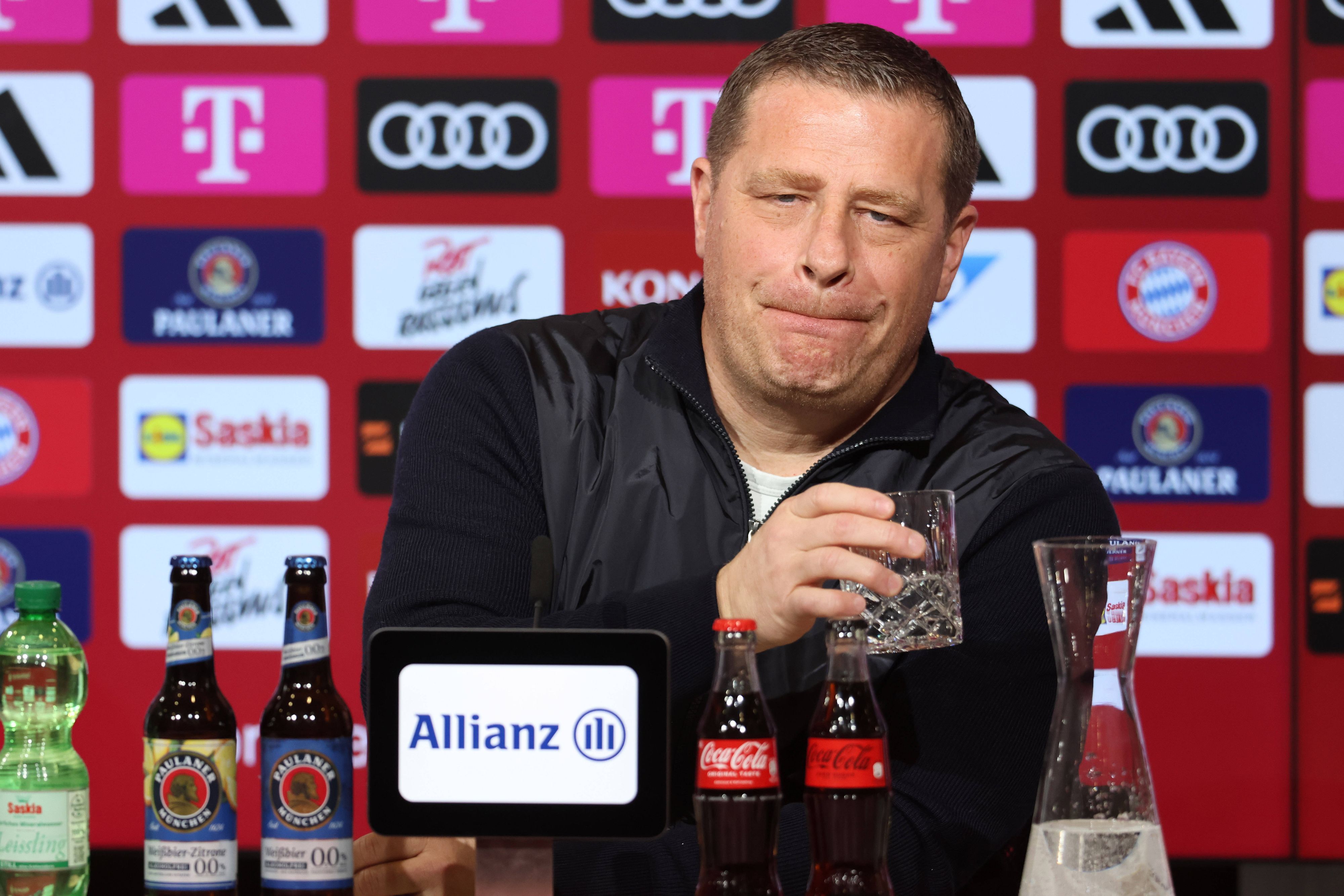 Max Eberl hält ein Wasserglas in der Hand.