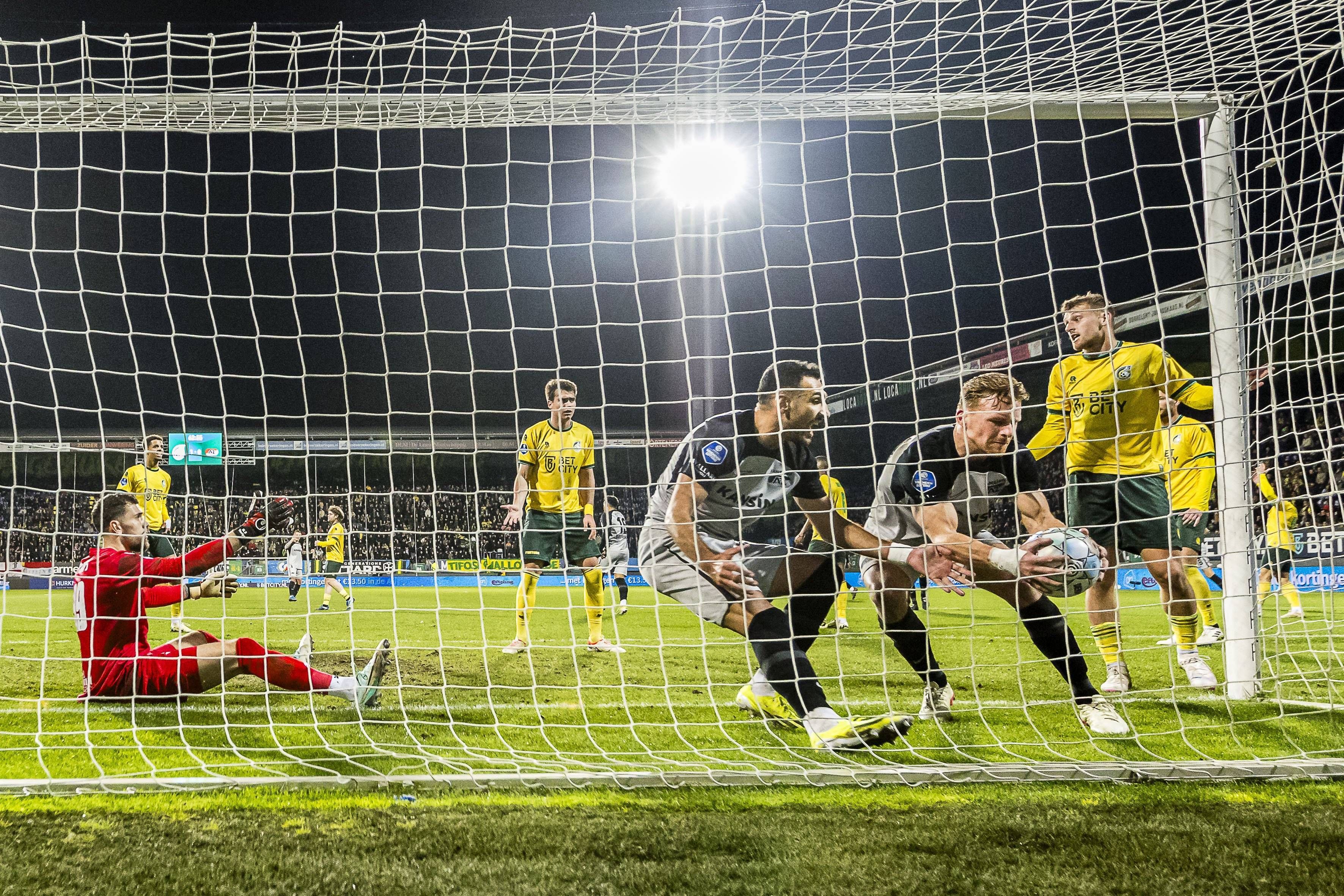 Dani de Wit holt den Ball bei einem Spiel von AZ Alkmaar aus dem Netz.