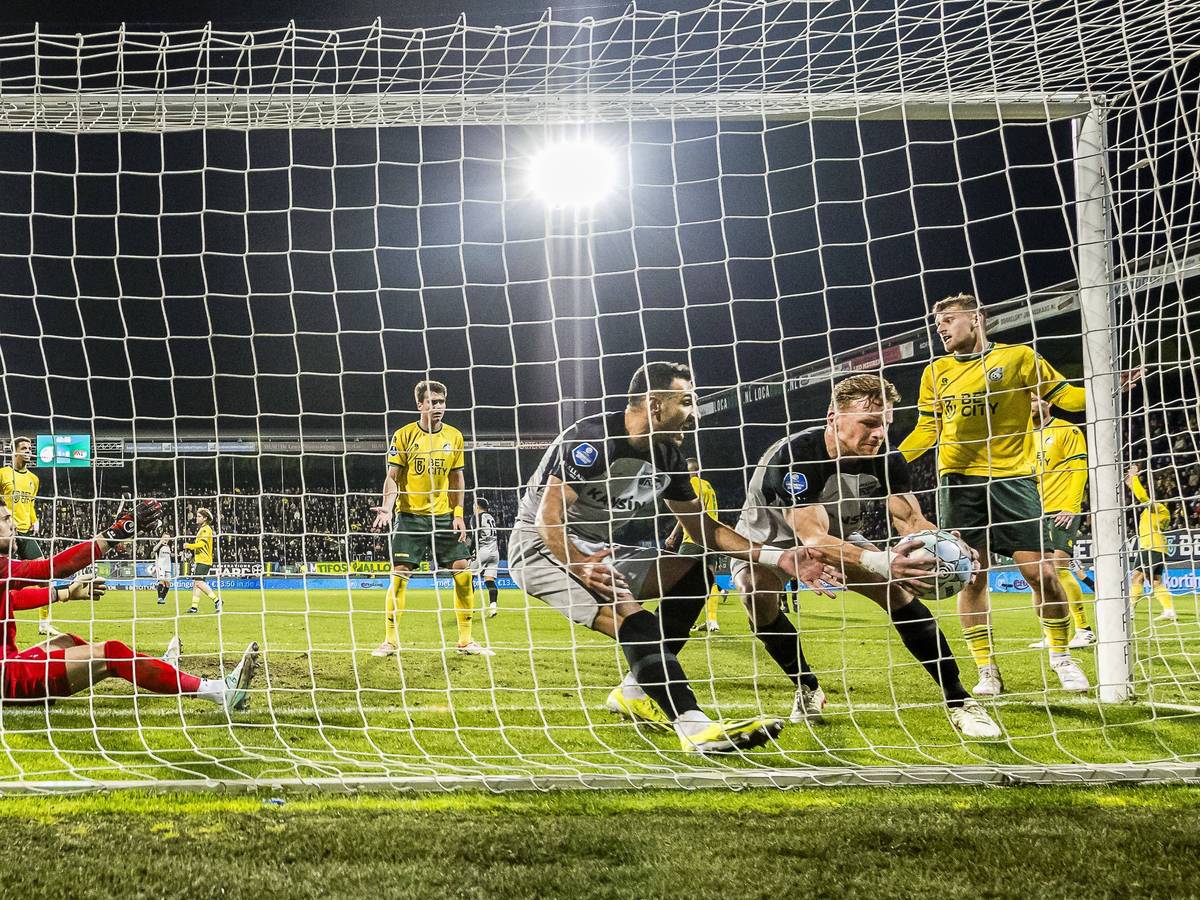Dani de Wit holt den Ball bei einem Spiel von AZ Alkmaar aus dem Netz.