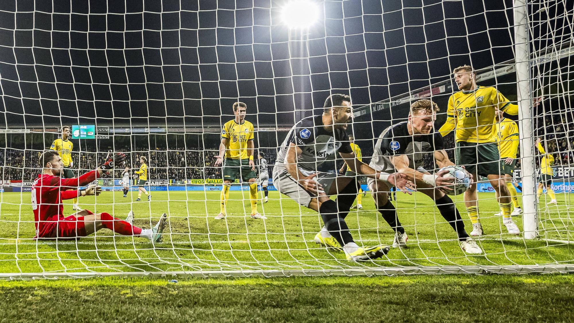 Dani de Wit holt den Ball bei einem Spiel von AZ Alkmaar aus dem Netz.