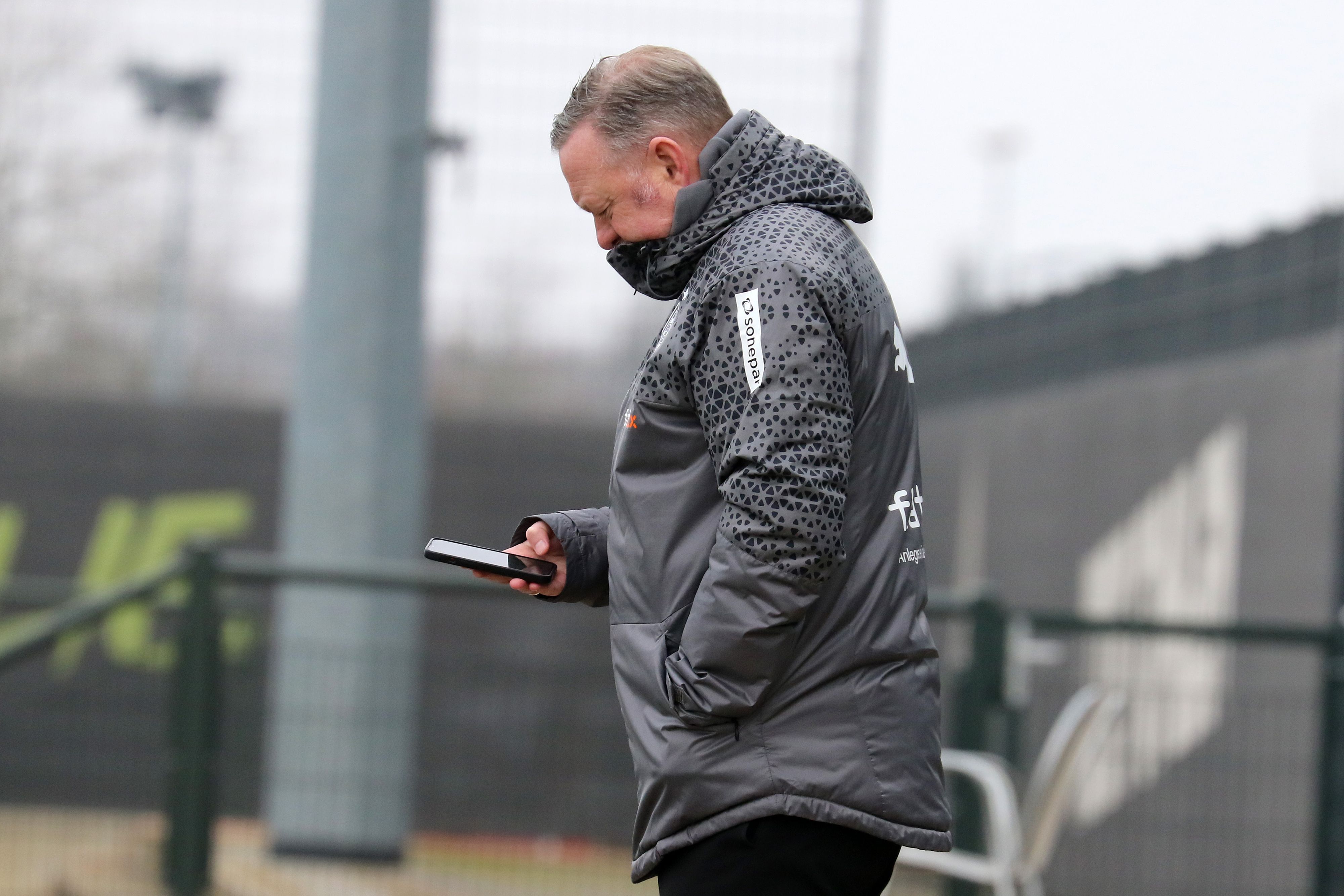 Roland Virkus schaut auf sein Smartphone.
