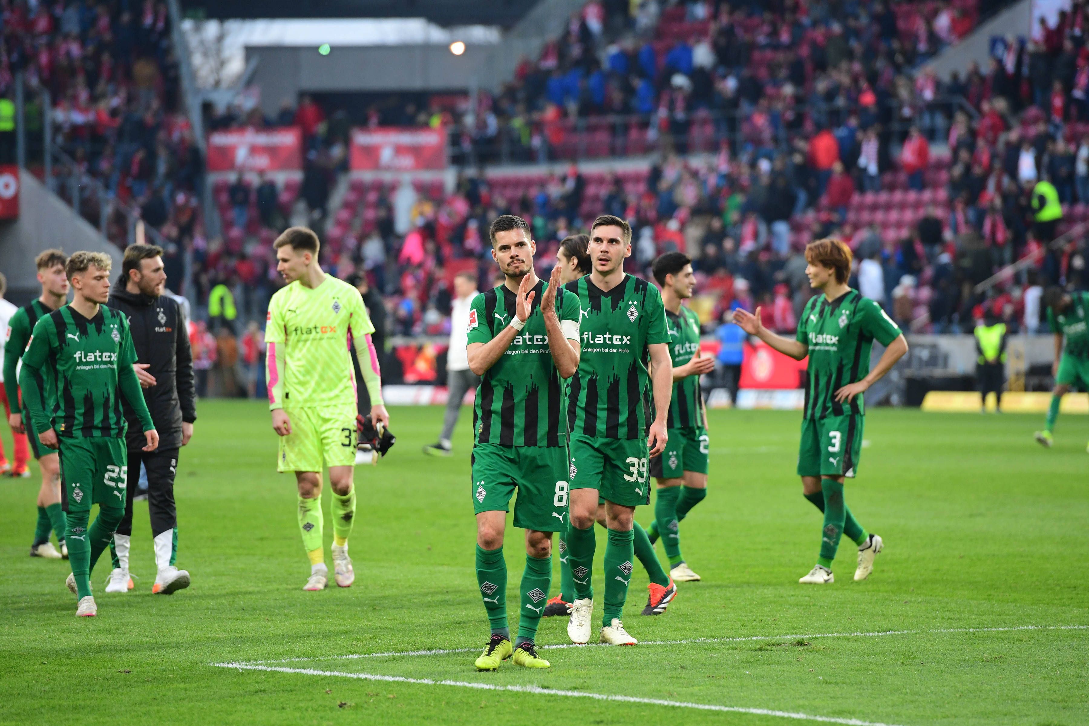 Borussia-Spieler gehen in die Gästekurve.