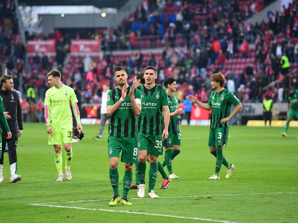 Borussia-Spieler gehen in die Gästekurve.