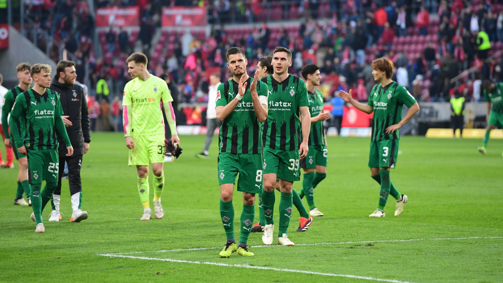 Borussia-Spieler gehen in die Gästekurve.
