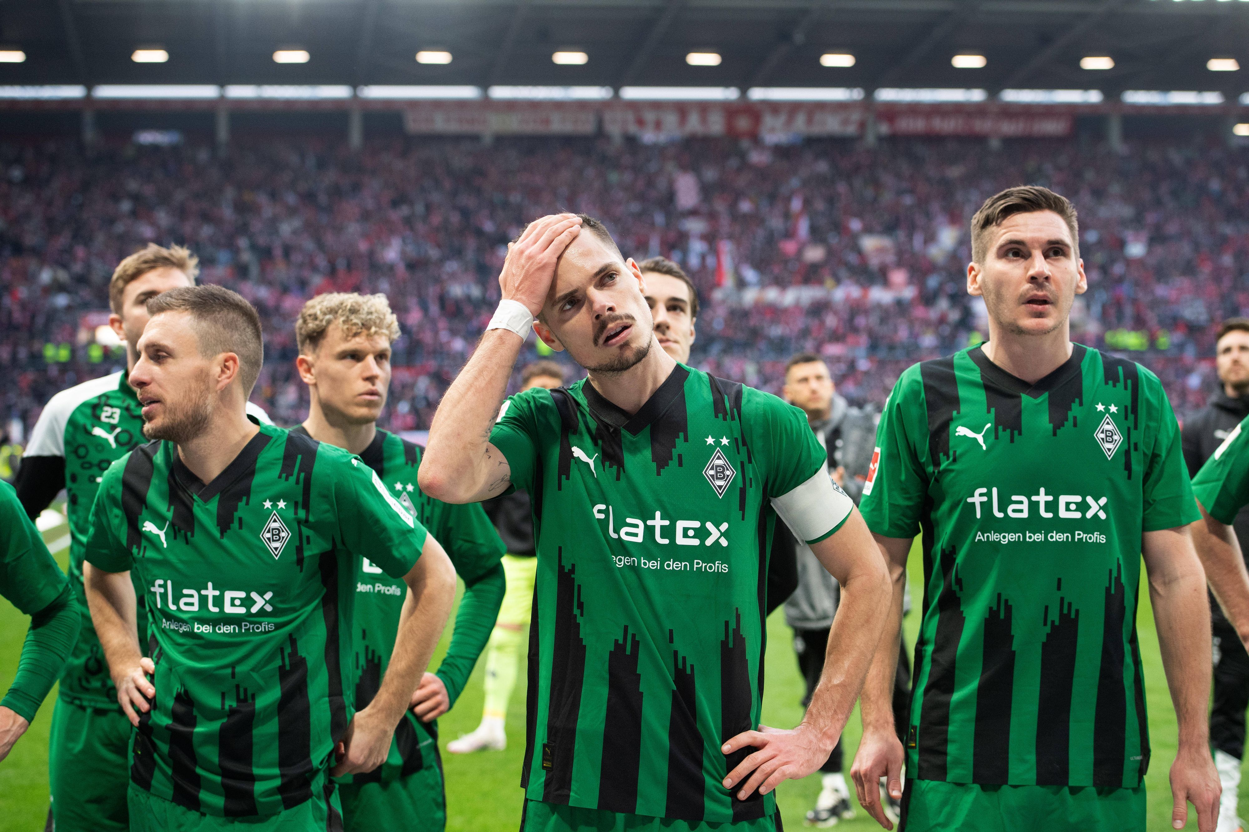 Spieler von Borussia Mönchengladbach wirken ratlos nach Spielende.