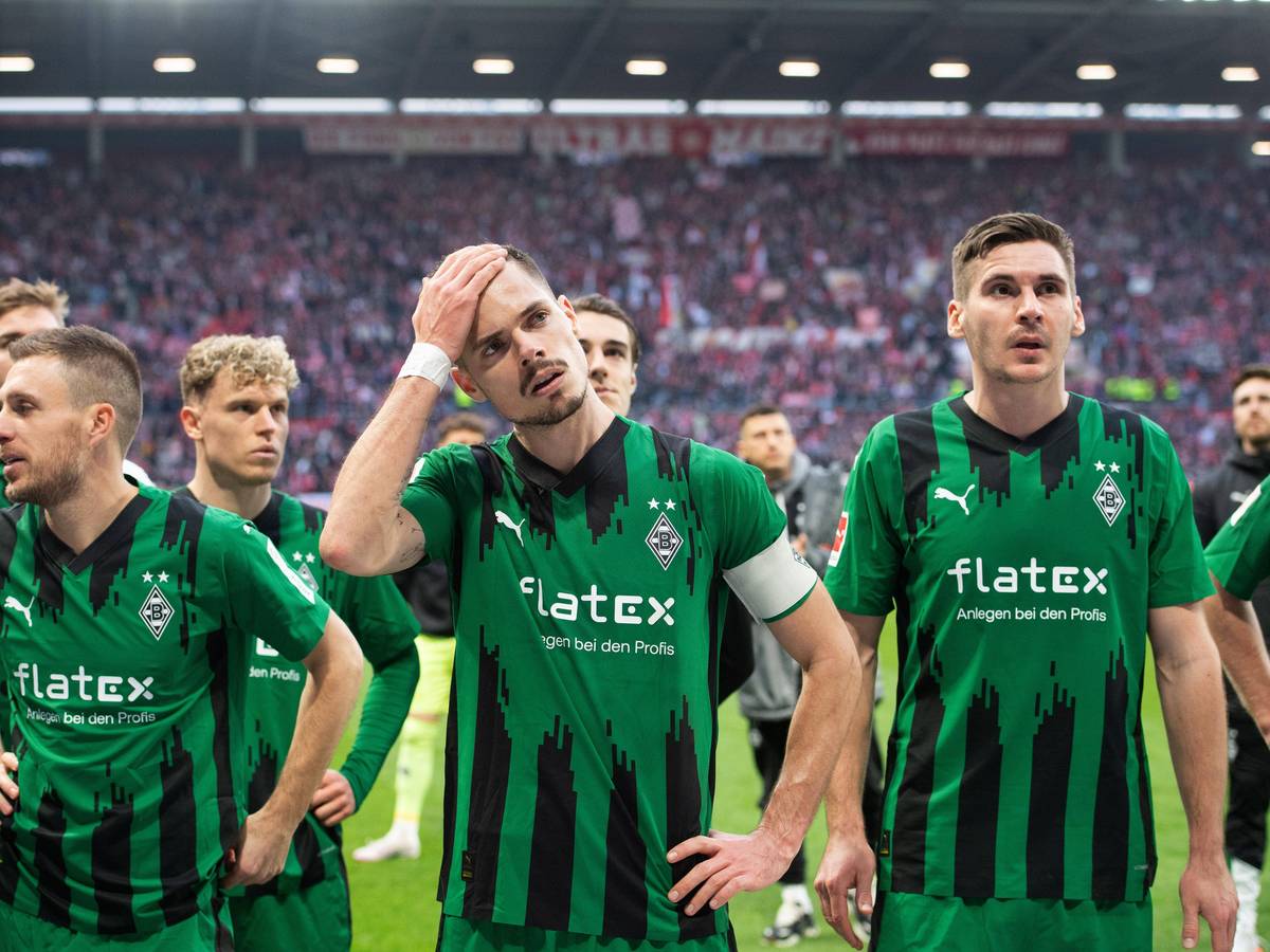 Spieler von Borussia Mönchengladbach wirken ratlos nach Spielende.