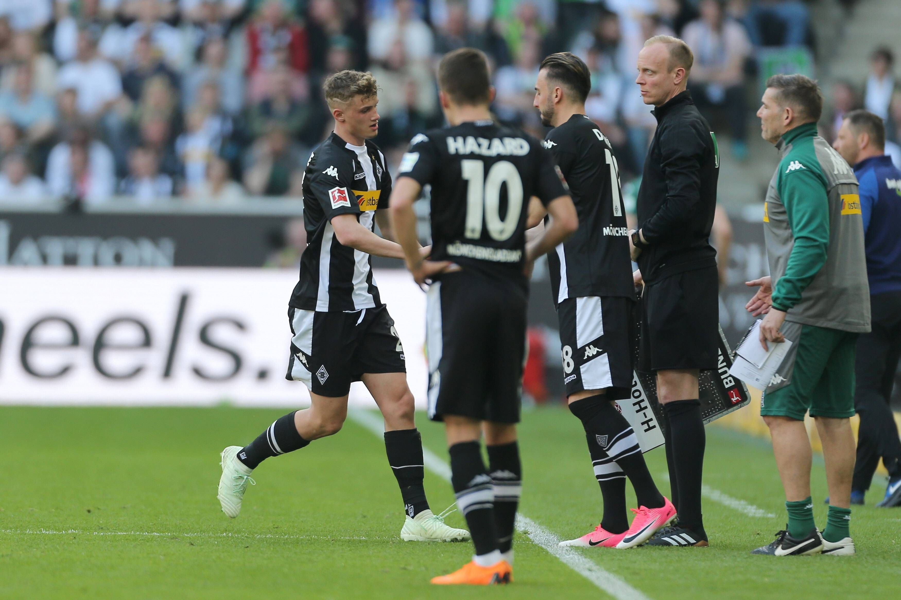 Spieler von Borussia Mönchengladbach während einer Auswechselung.
