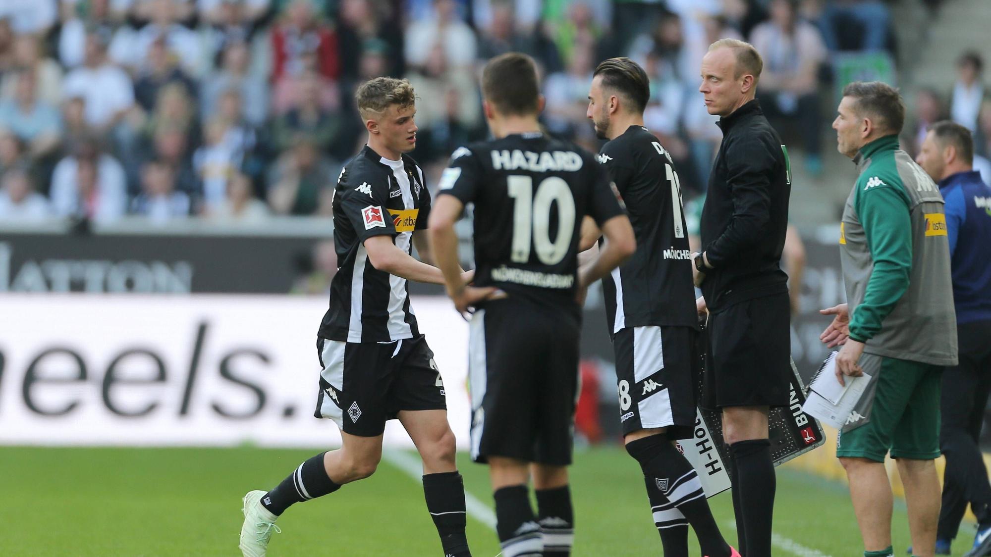 Spieler von Borussia Mönchengladbach während einer Auswechselung.