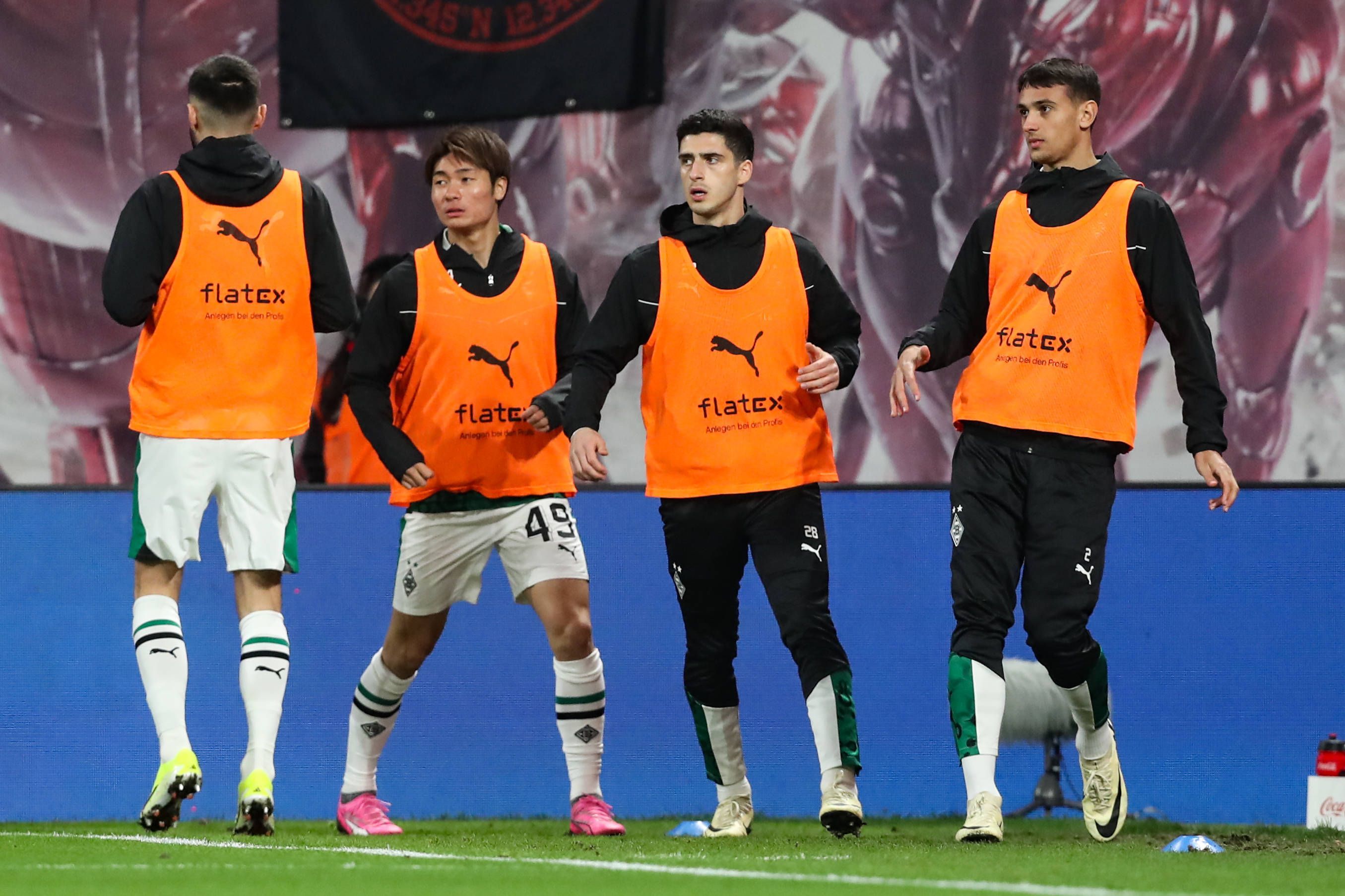 Spieler von Borussia Mönchengladbach beim Aufwärmen.