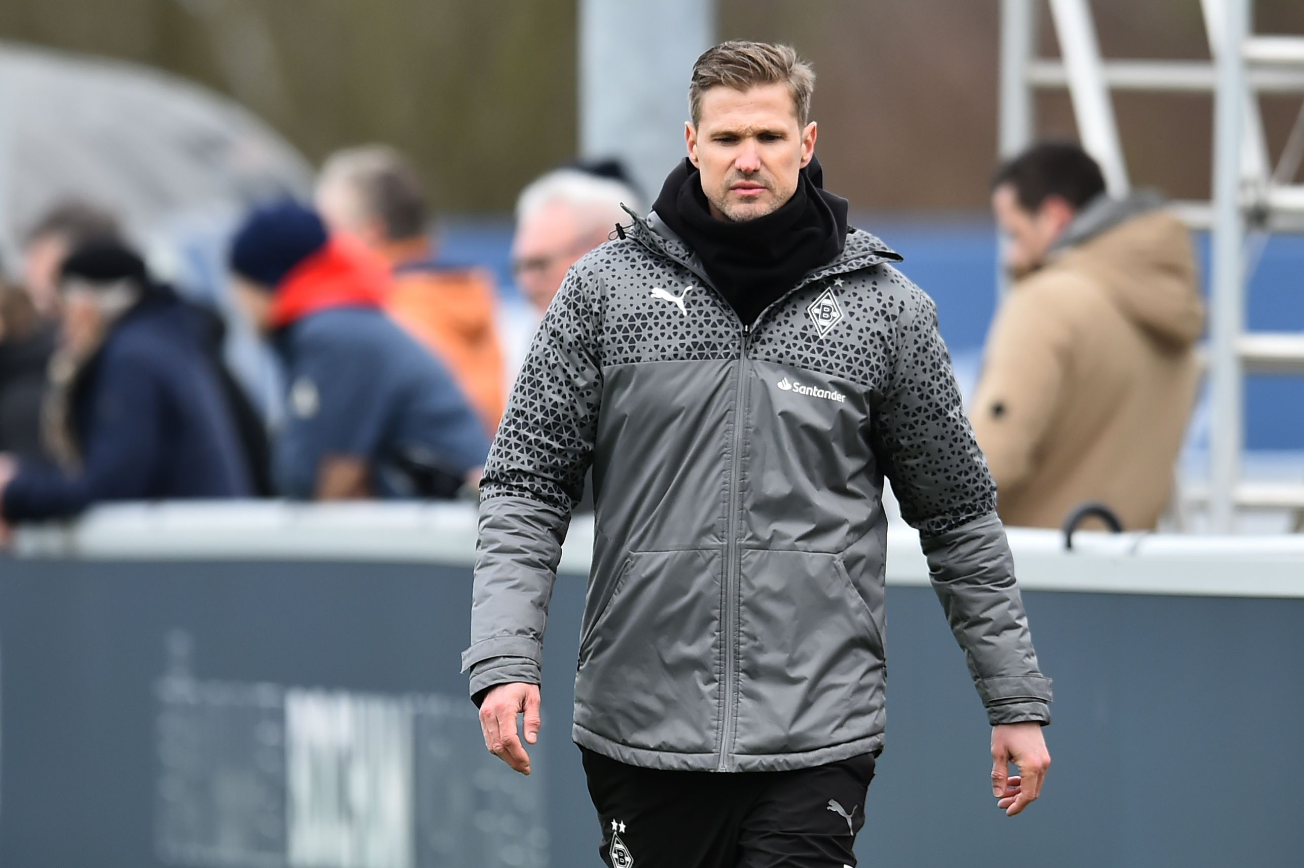 Trainer von Borussia Mönchengladbachs U19 blickt auf den Boden.