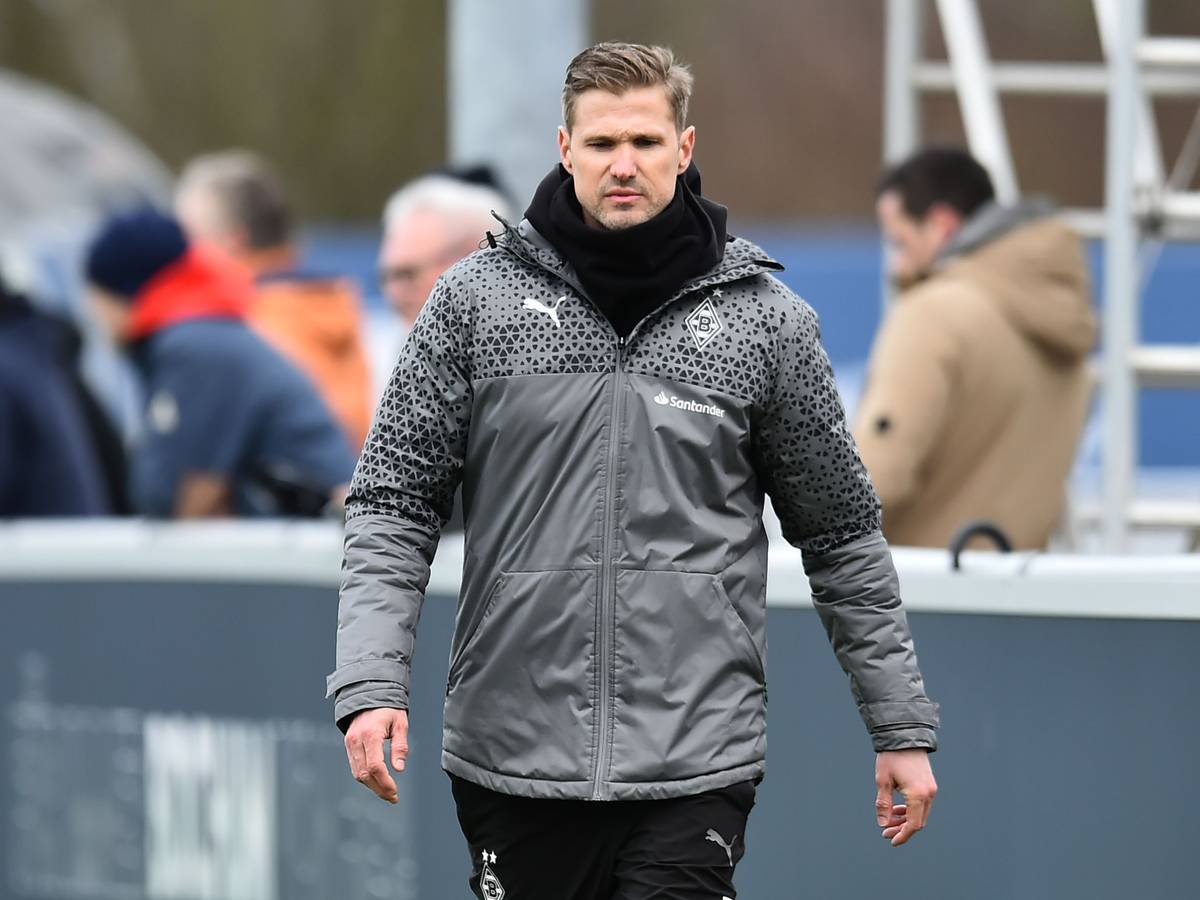 Trainer von Borussia Mönchengladbachs U19 blickt auf den Boden.