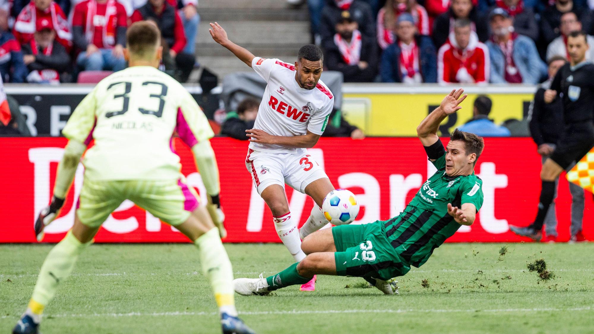 Max Wöber im Zweikampf mit Linton Maina.
