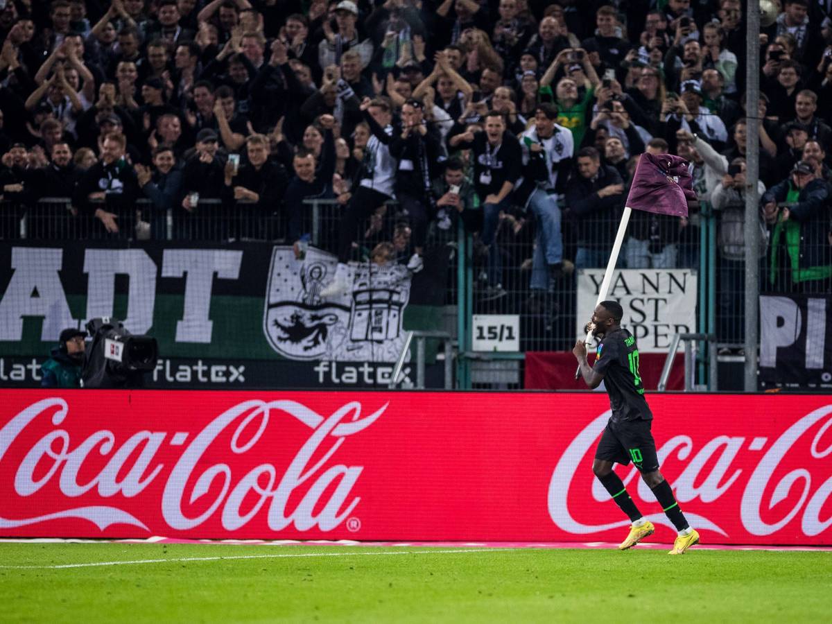 Marcus Thuram macht den Eckfahnen-Jubel mit dem Trikot von Jan Olschowsky.