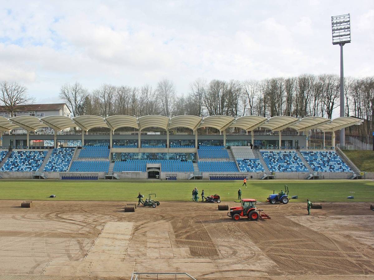 Rasen-Arbeiten im Ludwigsparkstadion.