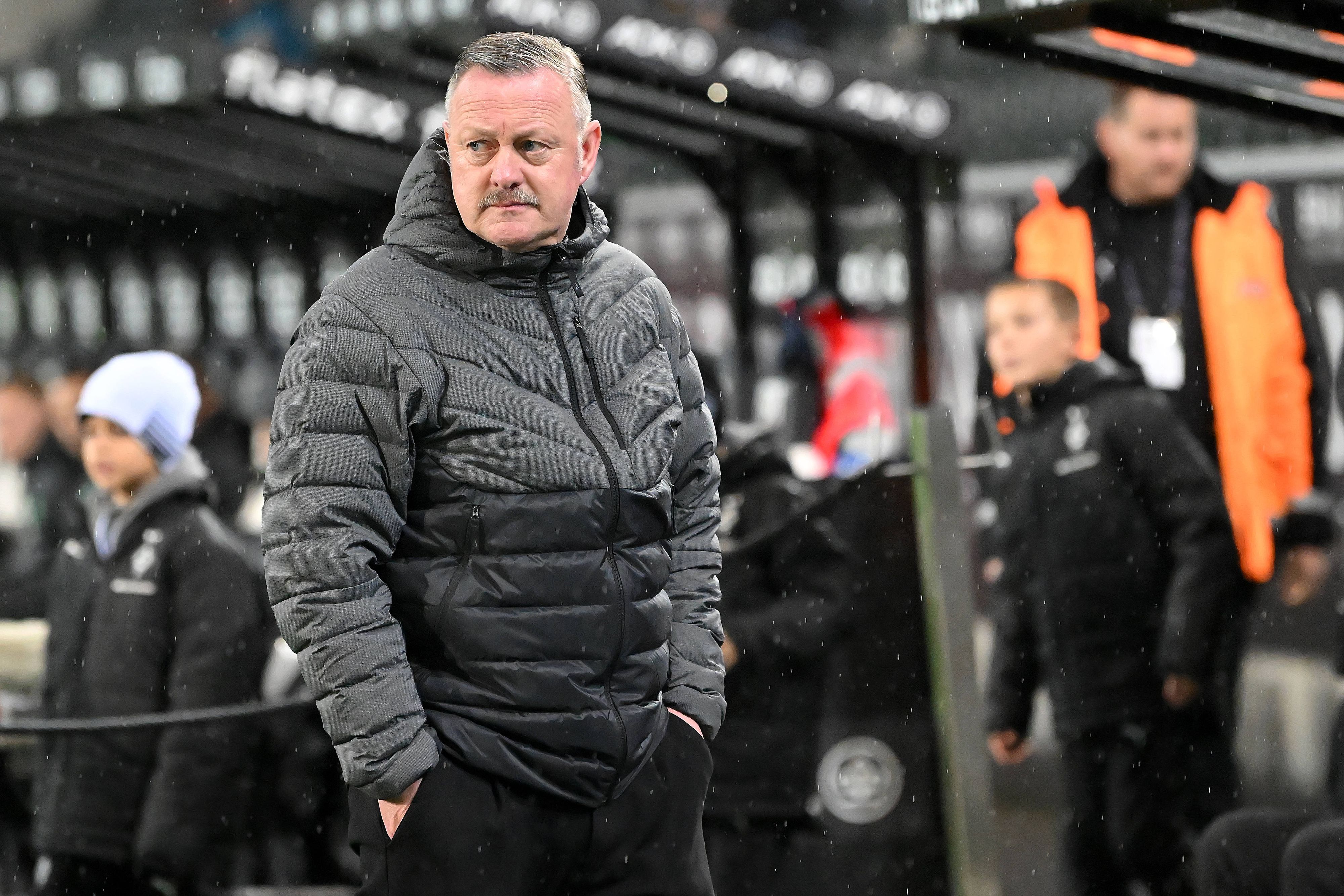 Roland Virkus am Spielfeldrand.
