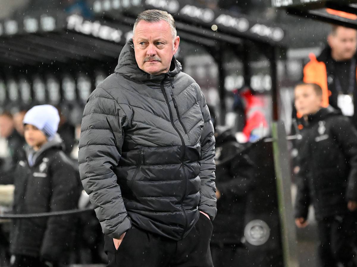 Roland Virkus am Spielfeldrand.