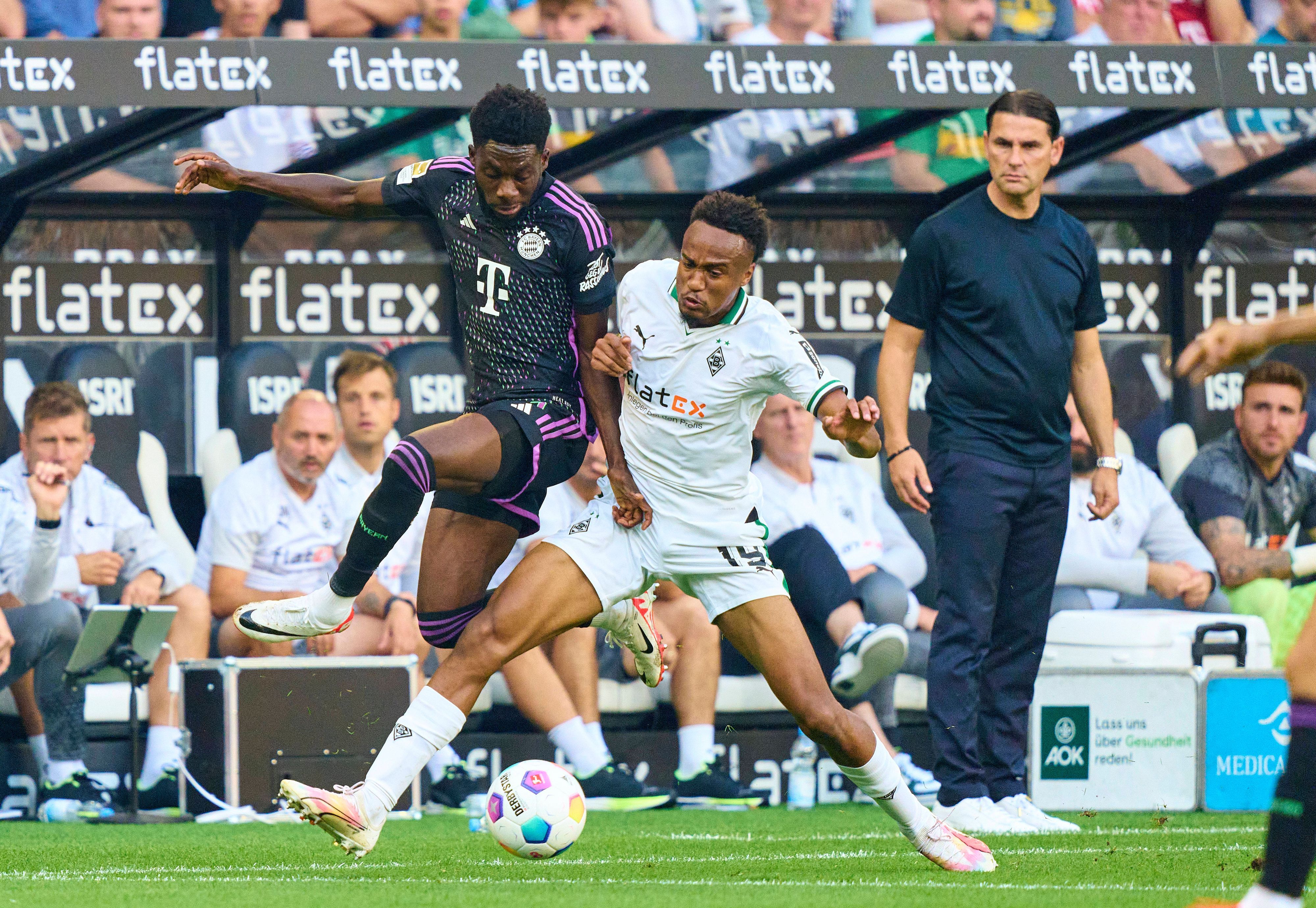 Nathan Ngoumou im Zweikampf mit Alphonso Davies, Gerardo Seoane schaut zu.