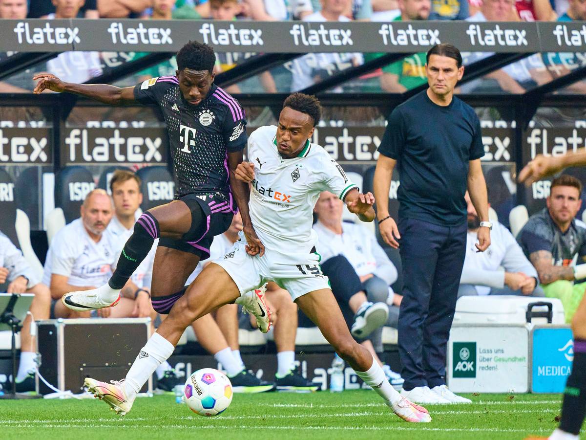 Nathan Ngoumou im Zweikampf mit Alphonso Davies, Gerardo Seoane schaut zu.