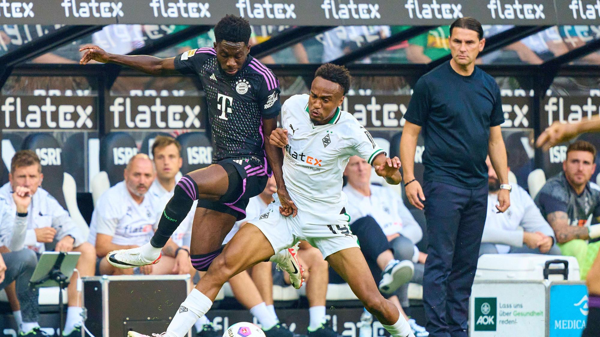 Nathan Ngoumou im Zweikampf mit Alphonso Davies, Gerardo Seoane schaut zu.