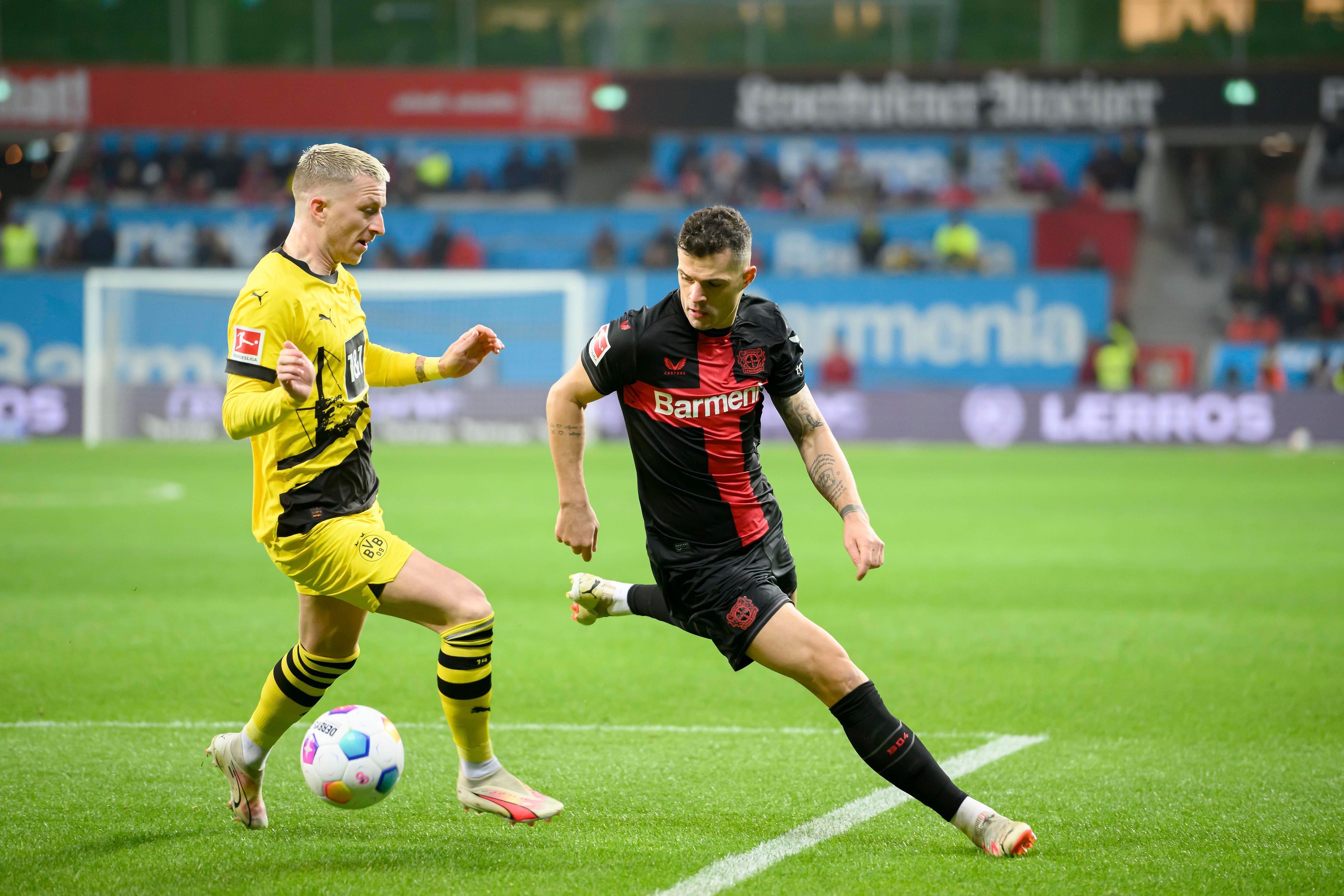 Marco Reus und Granit Xhaka kämpfen um den Ball.