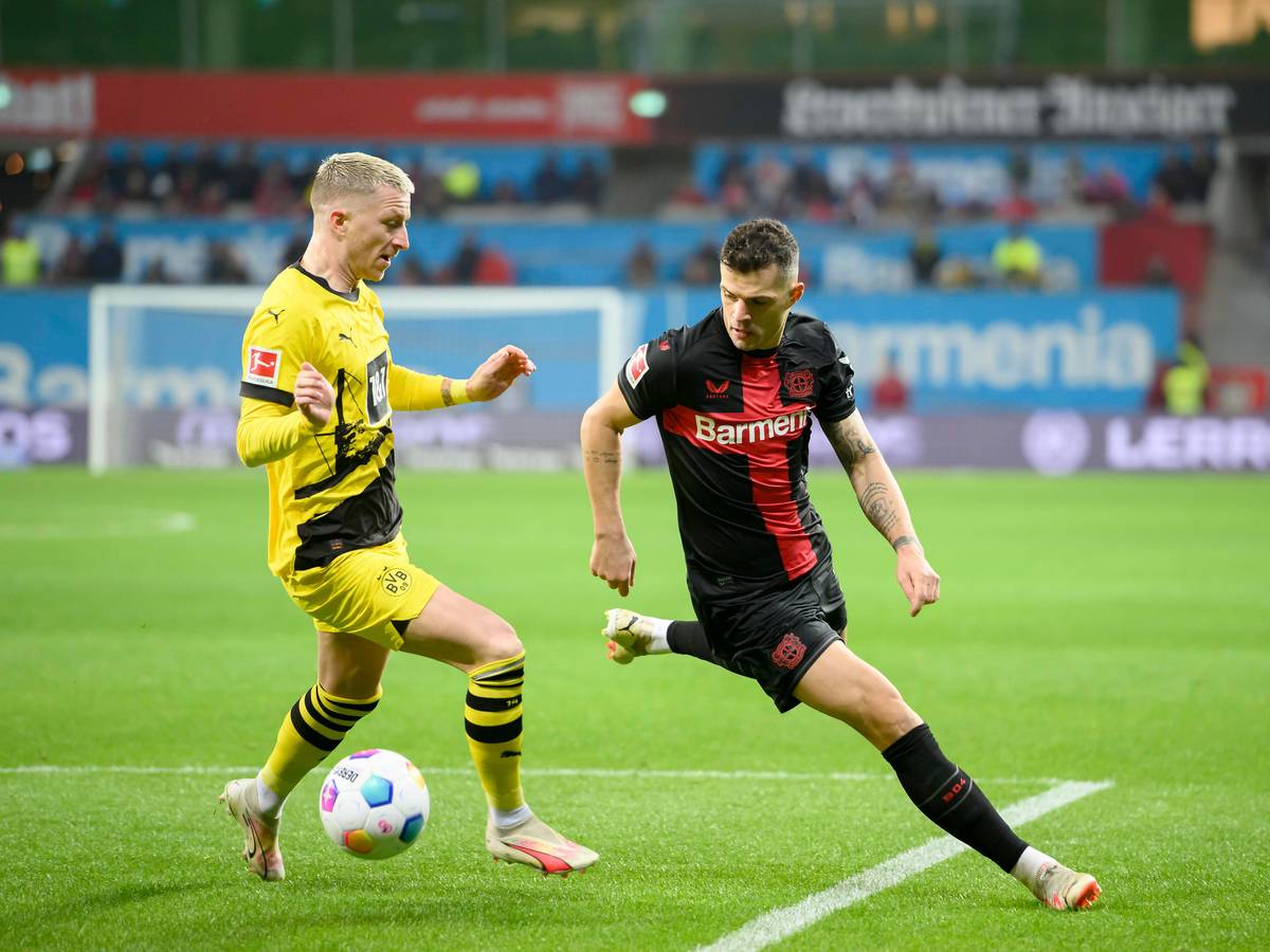 Marco Reus und Granit Xhaka kämpfen um den Ball.