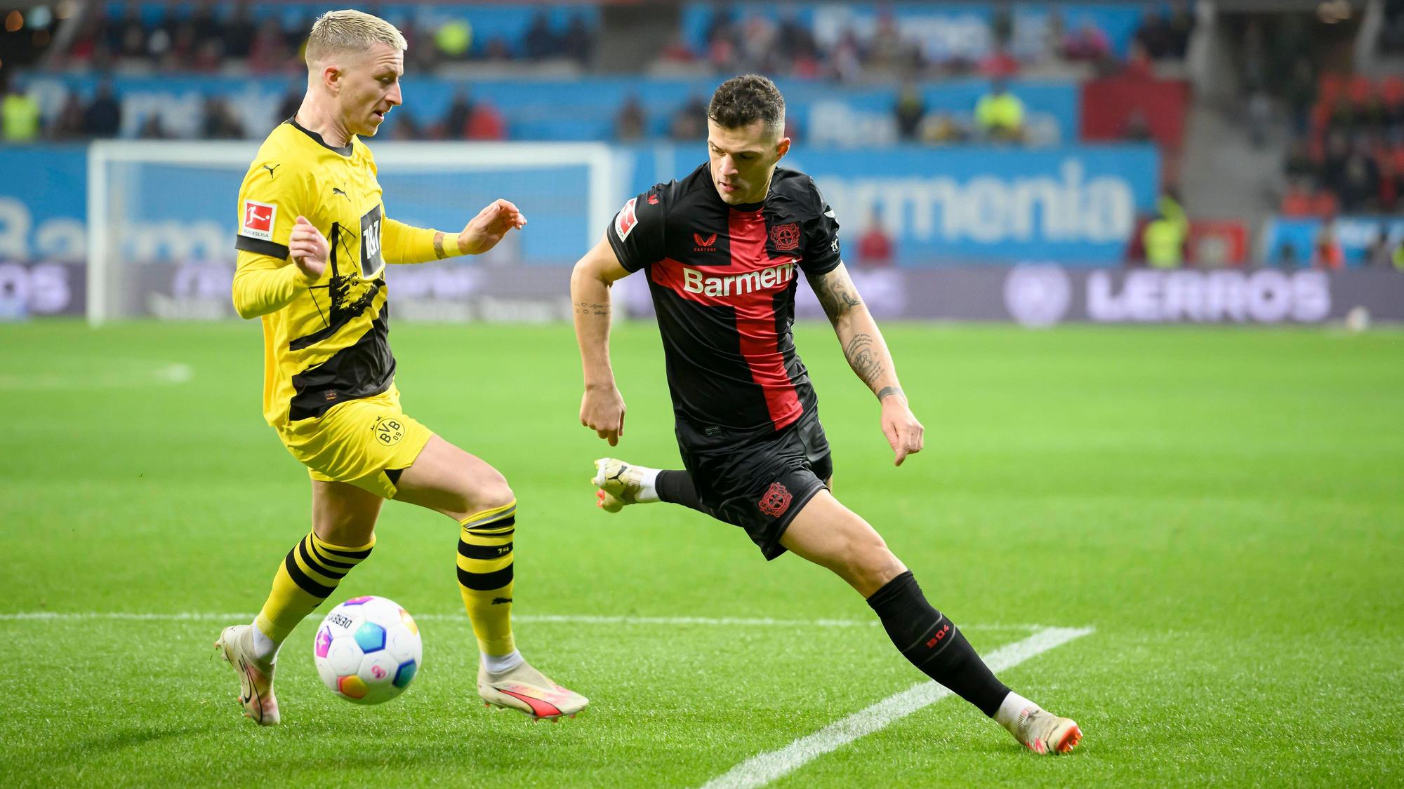 Marco Reus und Granit Xhaka kämpfen um den Ball.