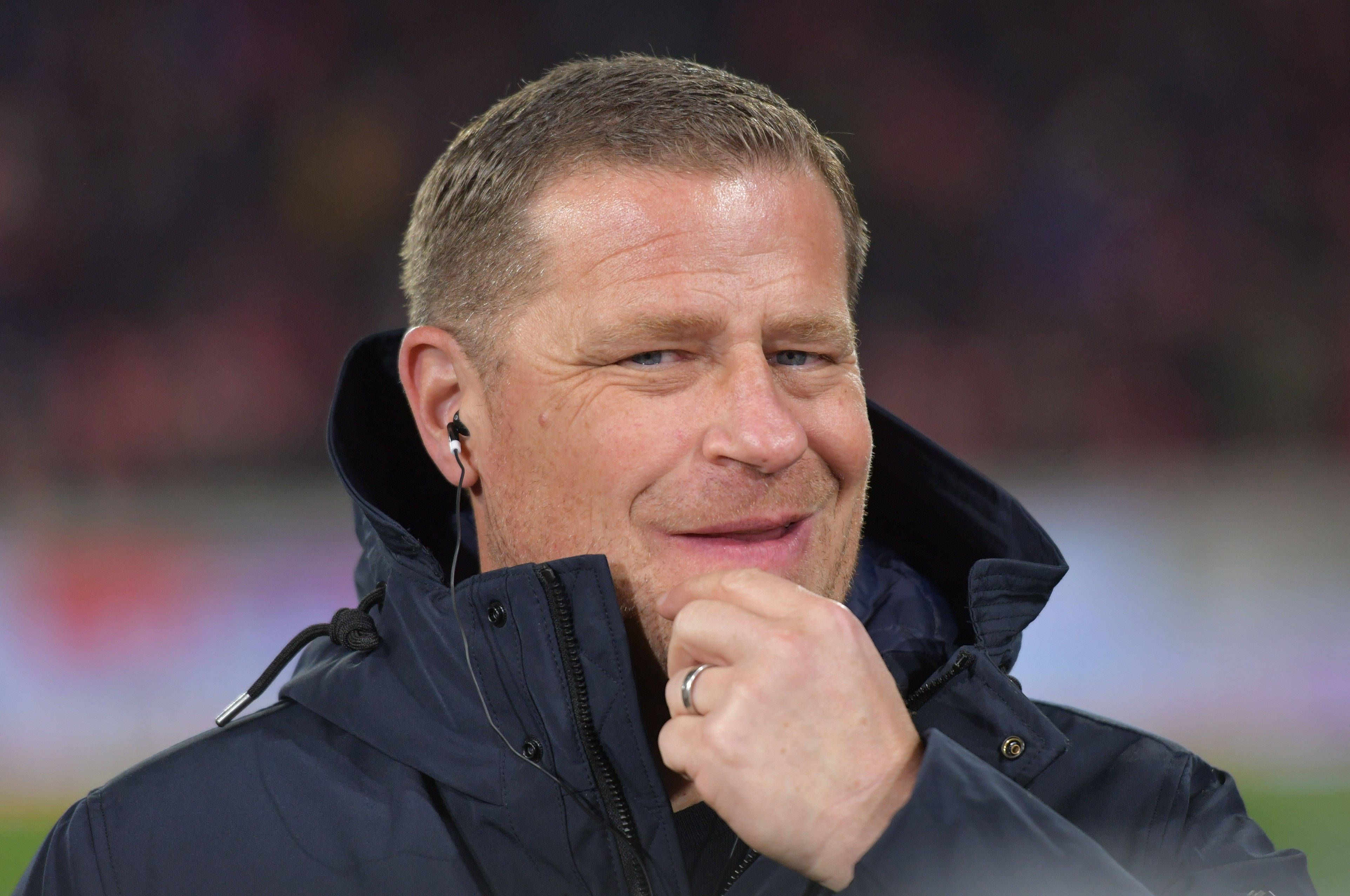 Max Eberl fasst sich ins Gesicht.