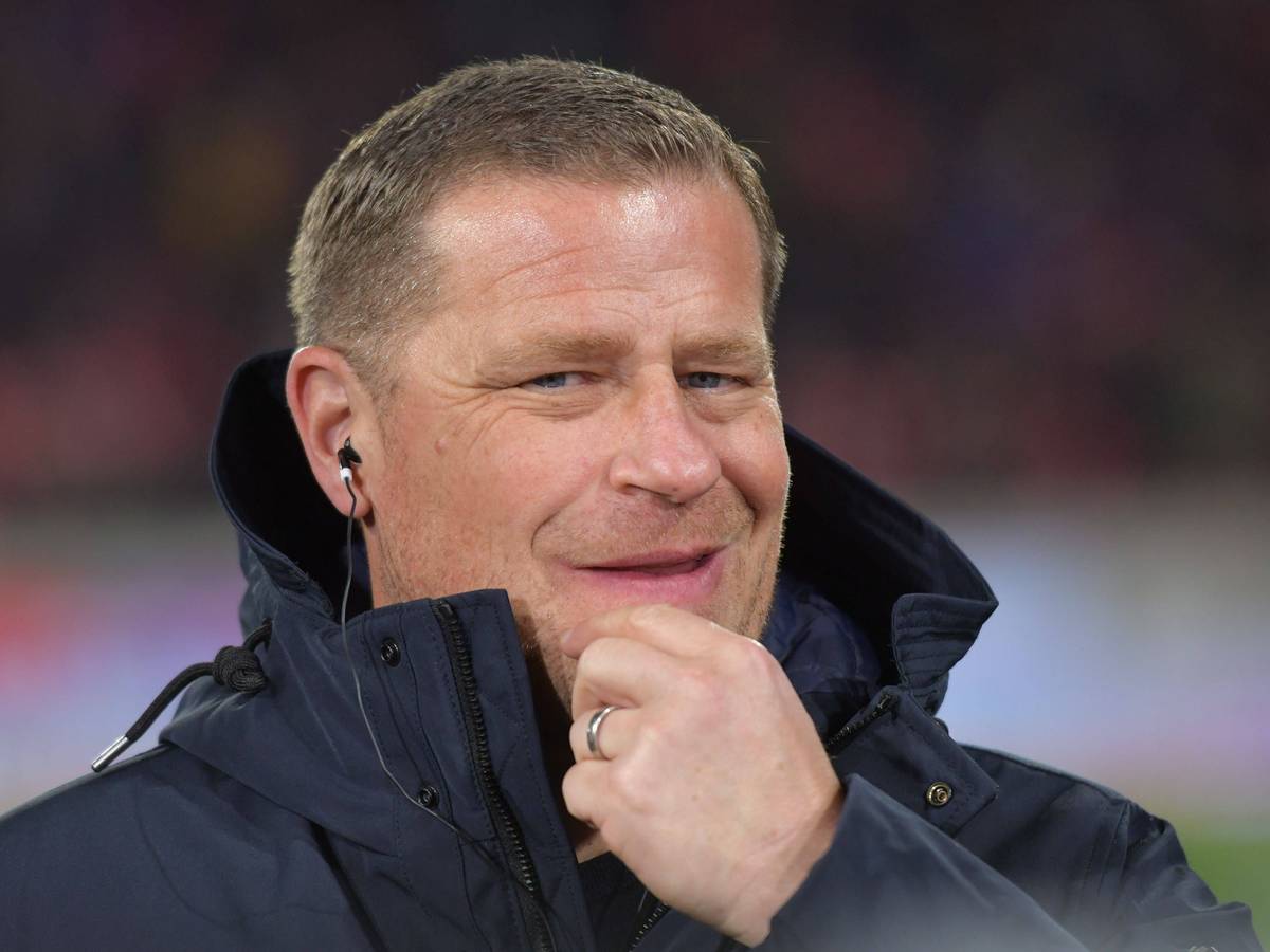Max Eberl fasst sich ins Gesicht.