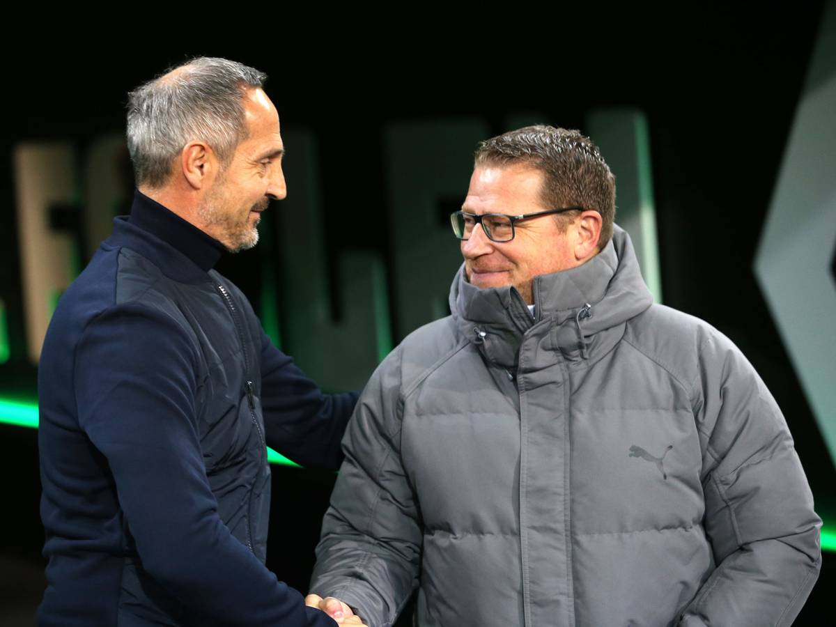 Adi Hütter und Max Eberl geben sich die Hand.