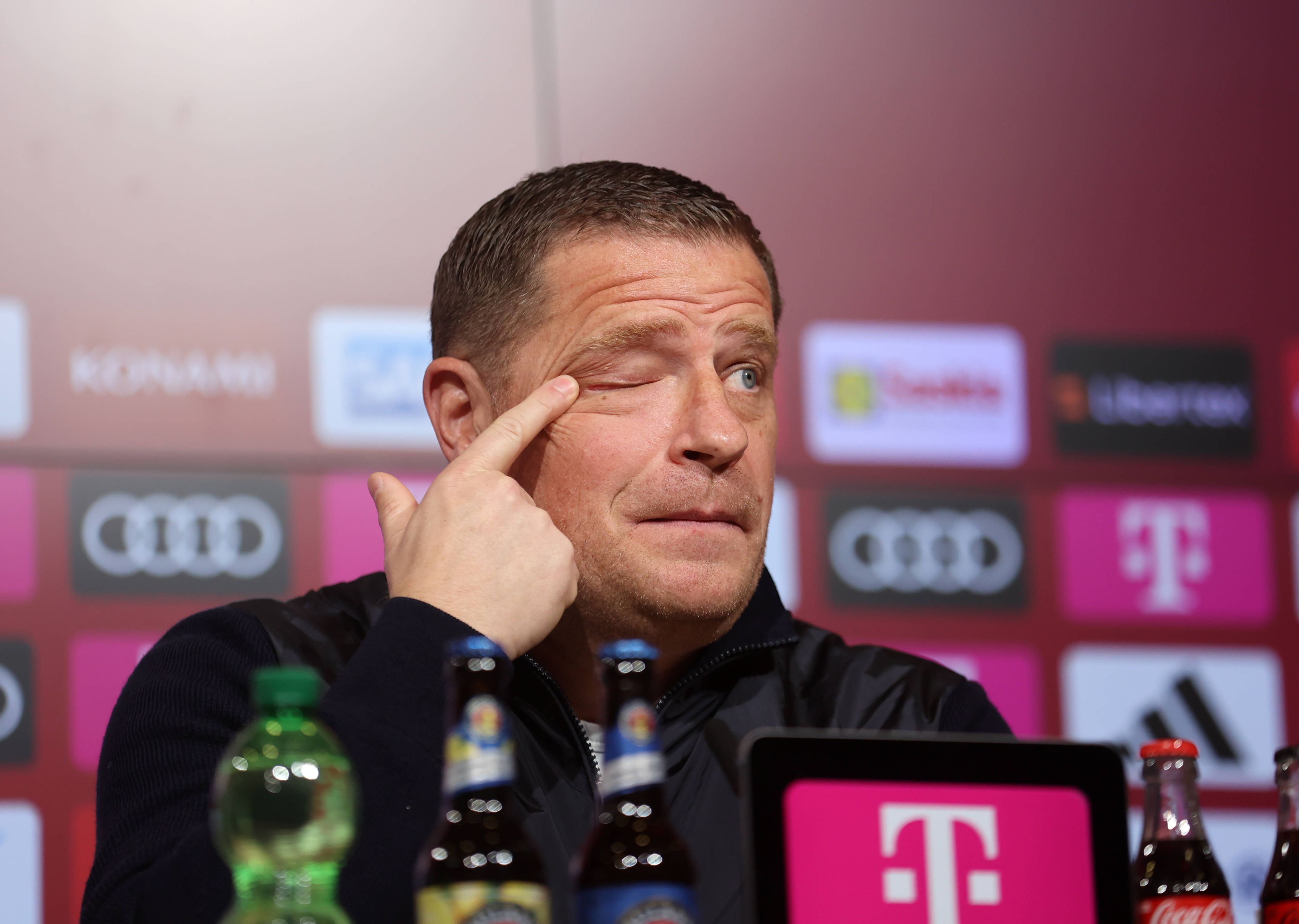 Max Eberl fasst sich ins Gesicht.