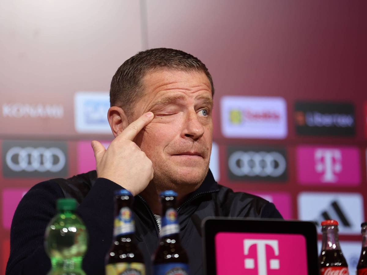 Max Eberl fasst sich ins Gesicht.