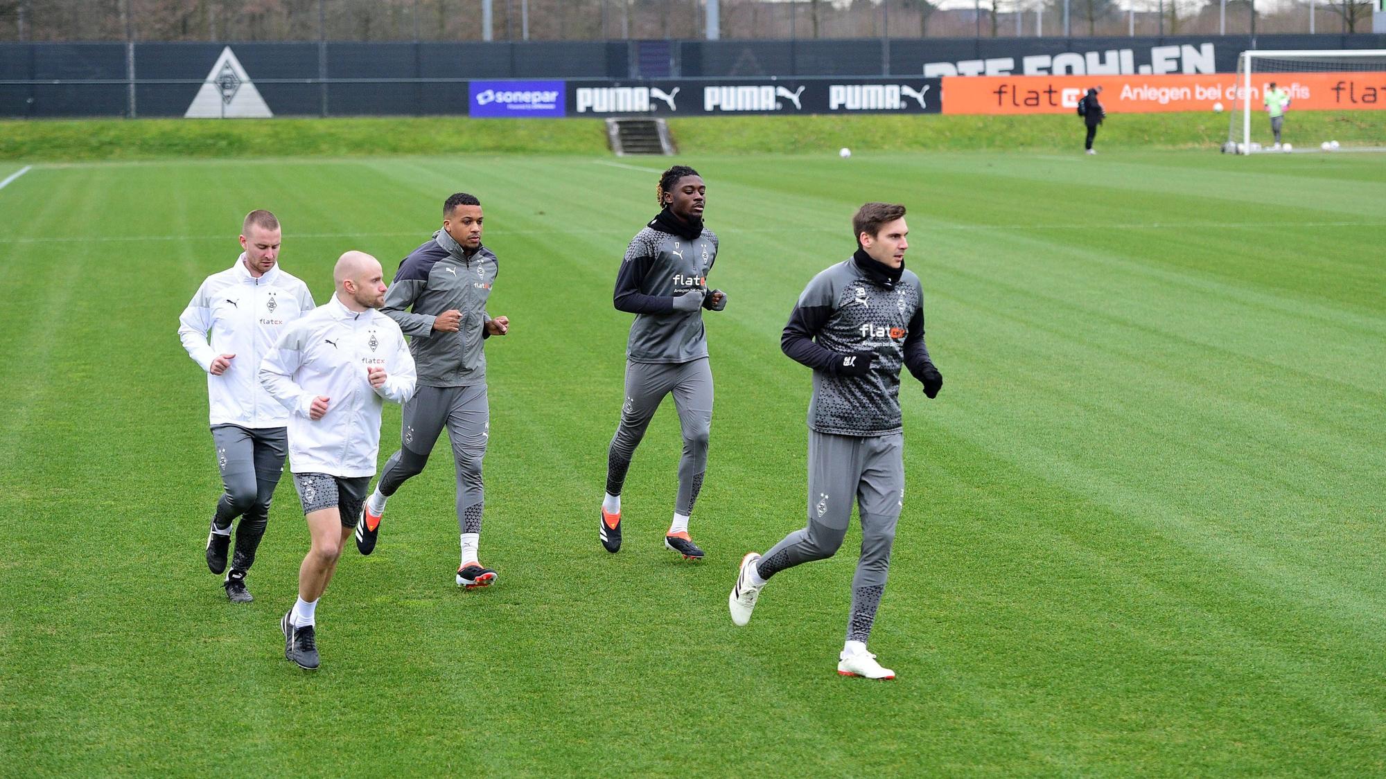 Alassane Plea im Lauftraining.