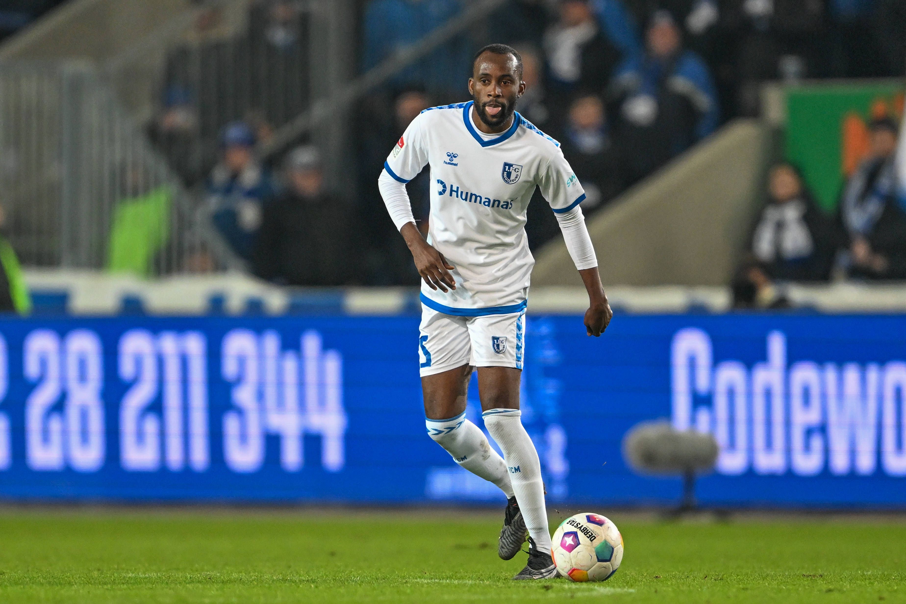 Silas Gnaka am Ball im Trikot von Magdeburg.