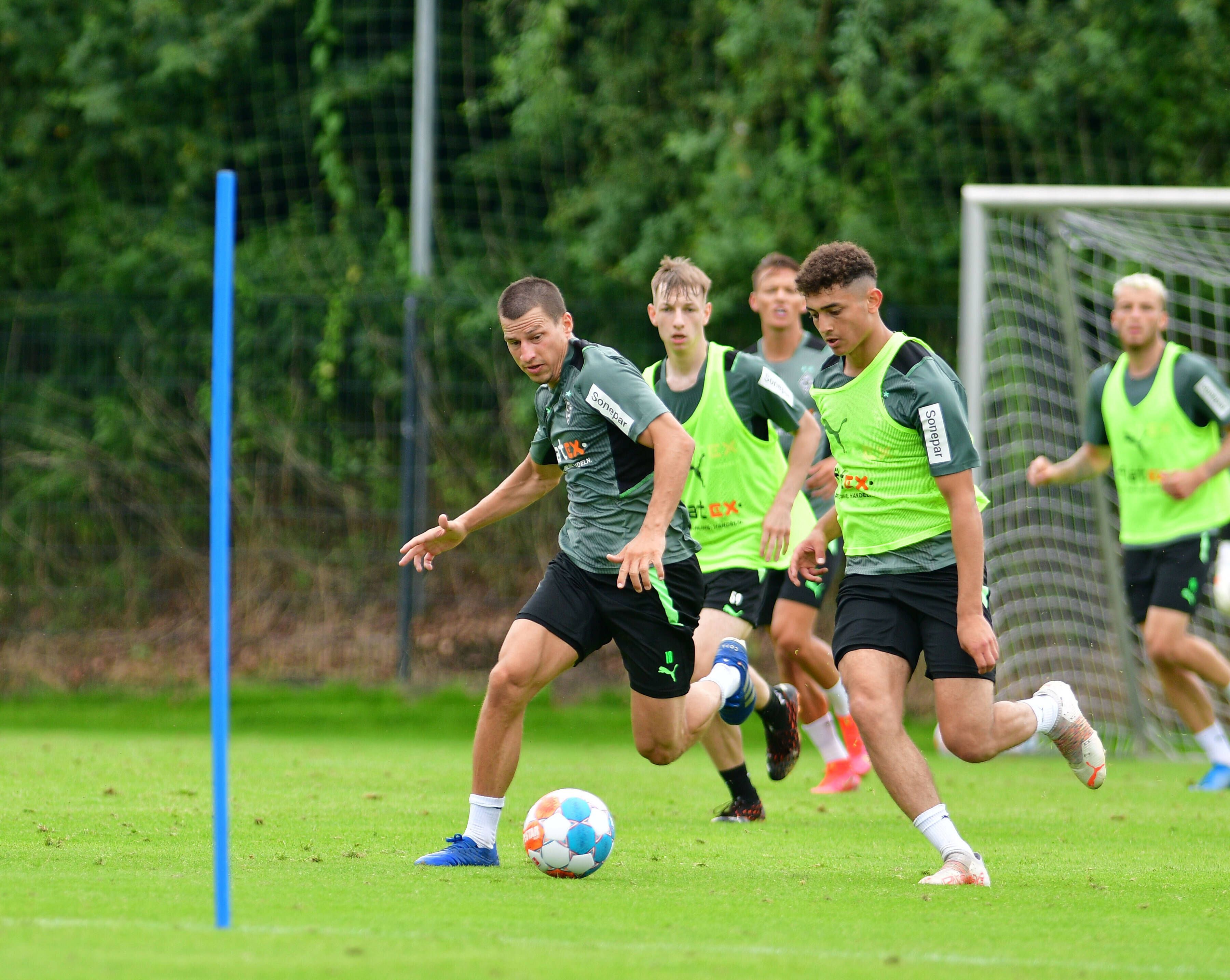 Moustafa Moustafa im Zweikampf mit Stefan Lainer.