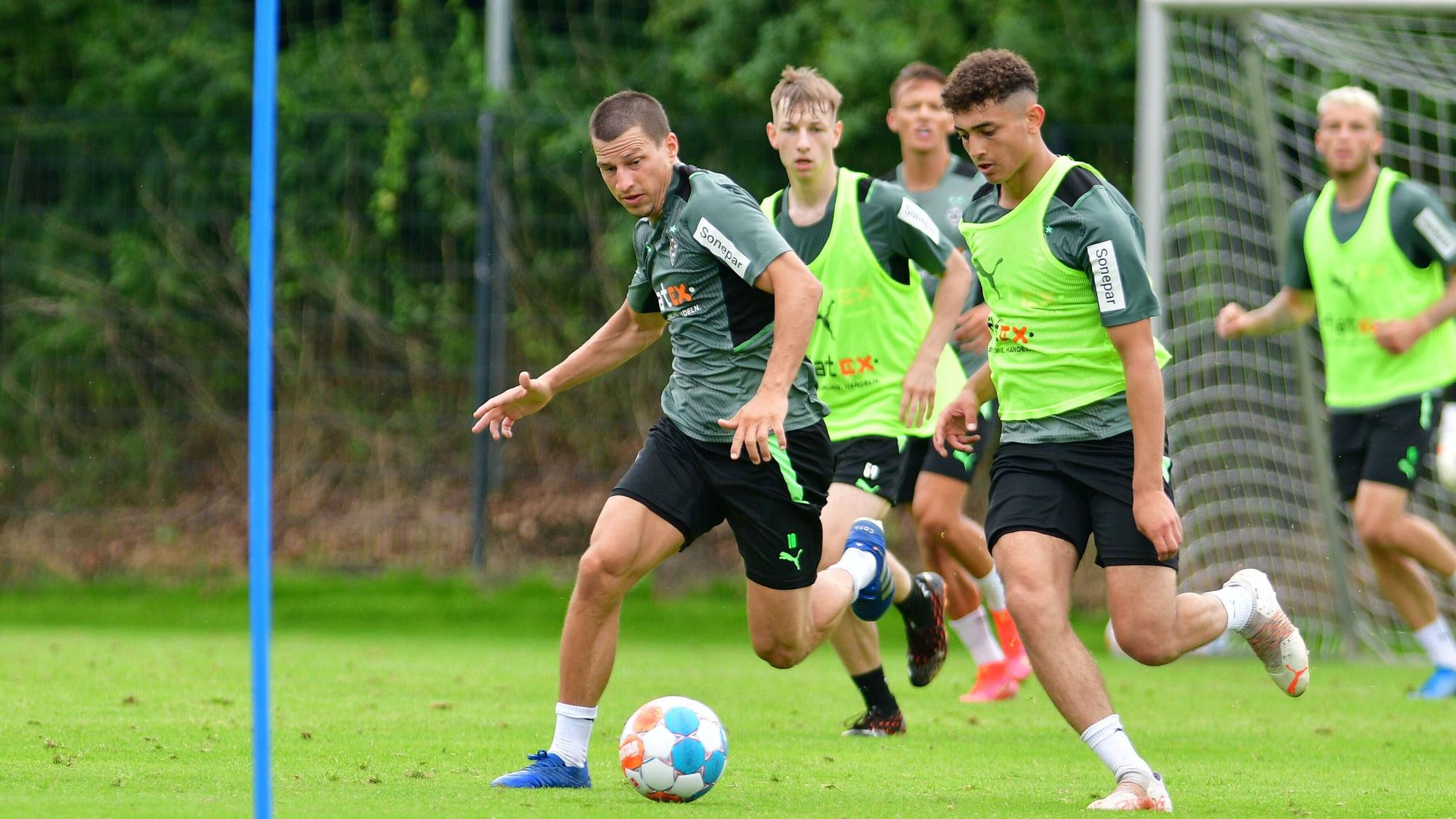 Moustafa Moustafa im Zweikampf mit Stefan Lainer.